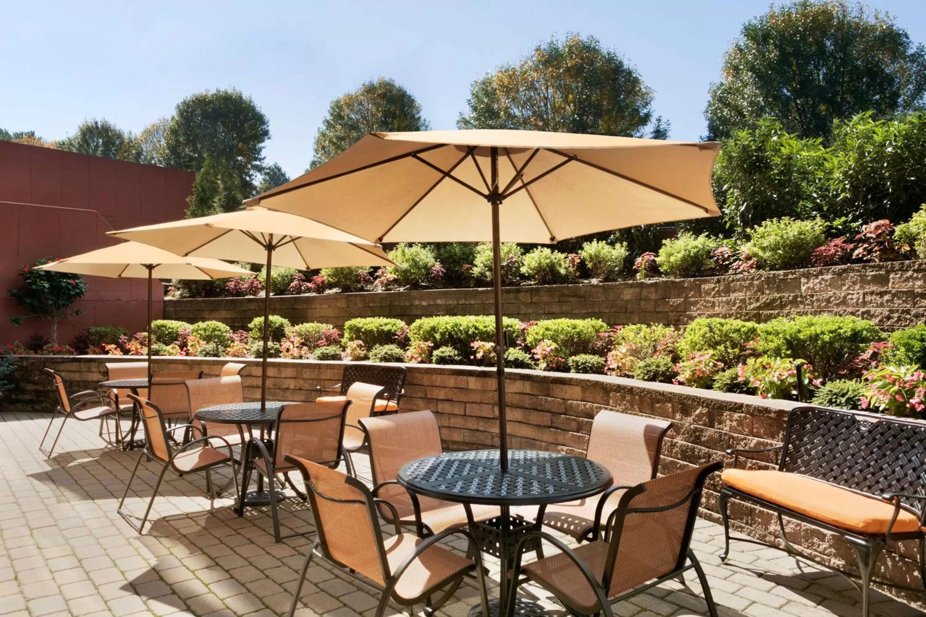 Patio in Hampton Inn New York - LaGuardia Airport