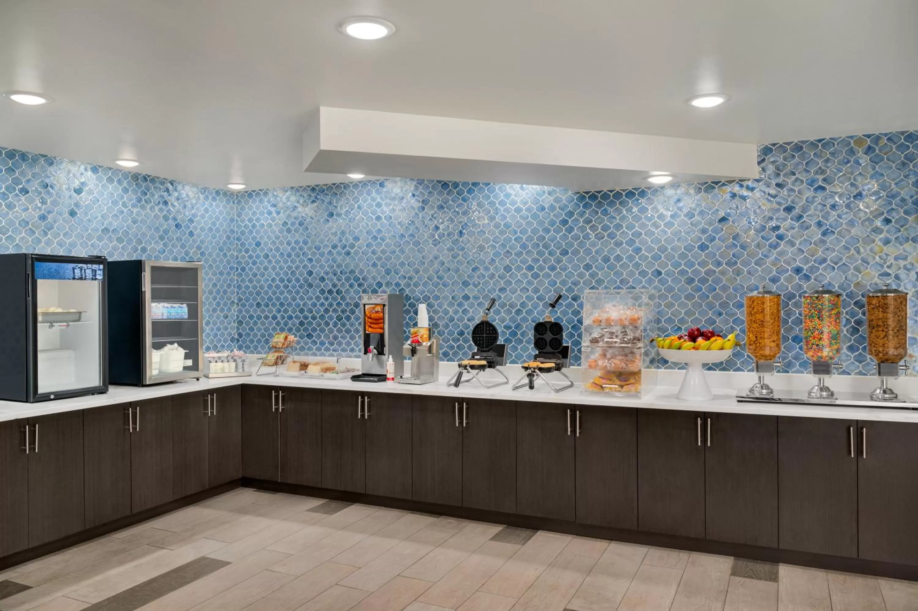 Buffet breakfast in La Quinta Inn by Wyndham Columbus Airport Area
