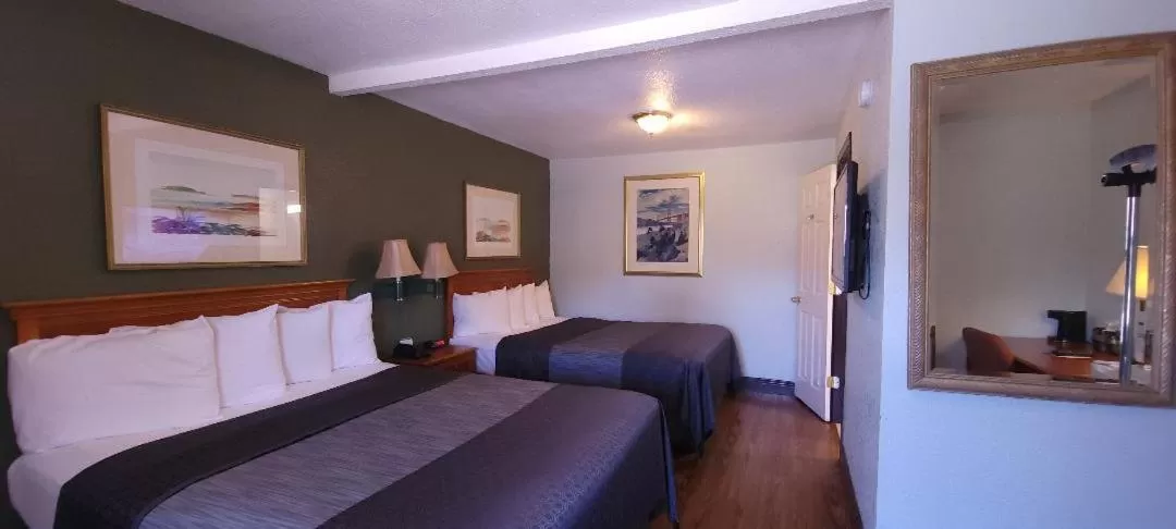 Photo of the whole room, Bed in Sycamore Inn Chico University Area