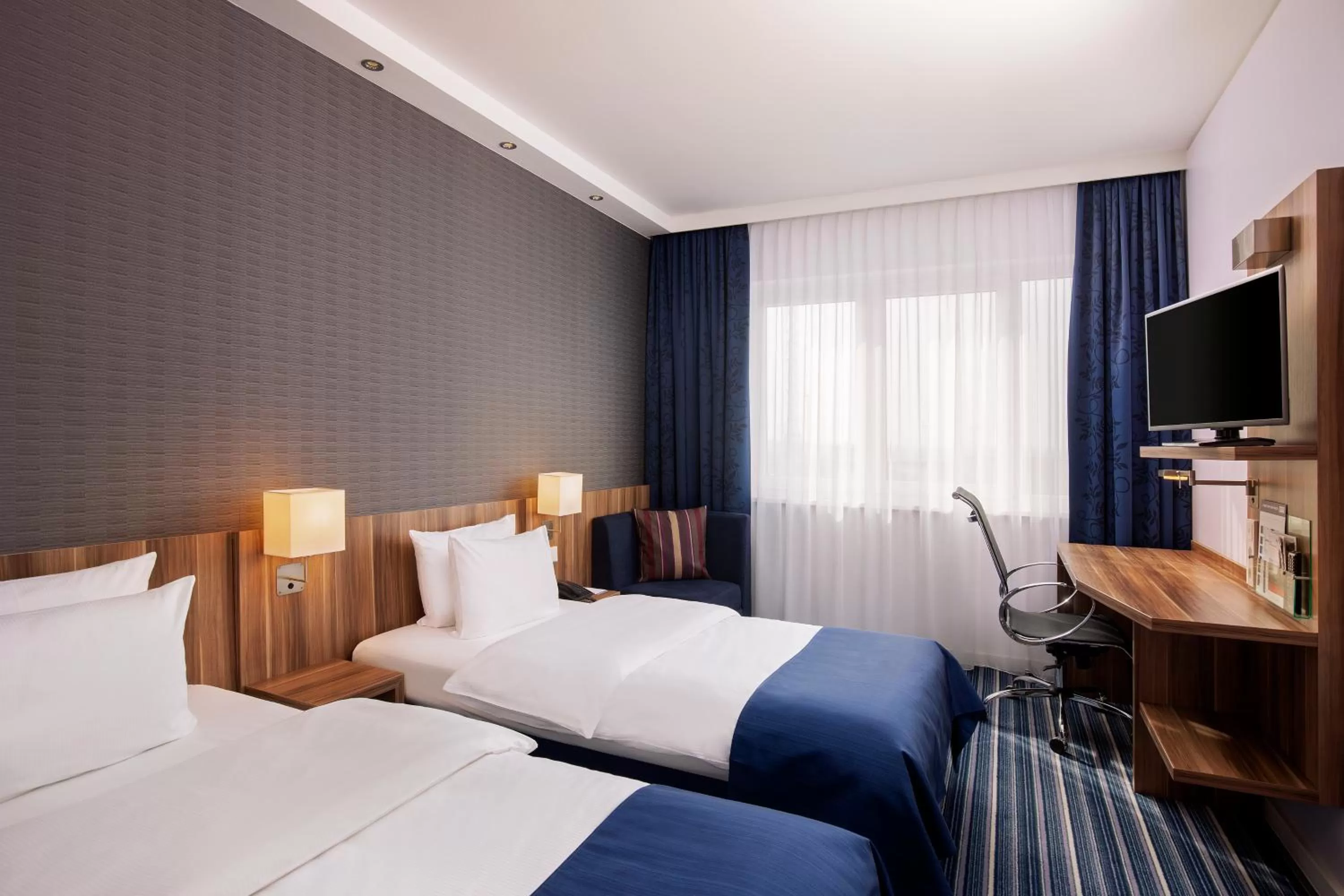 Photo of the whole room, Bed in Holiday Inn Express Bremen Airport by IHG