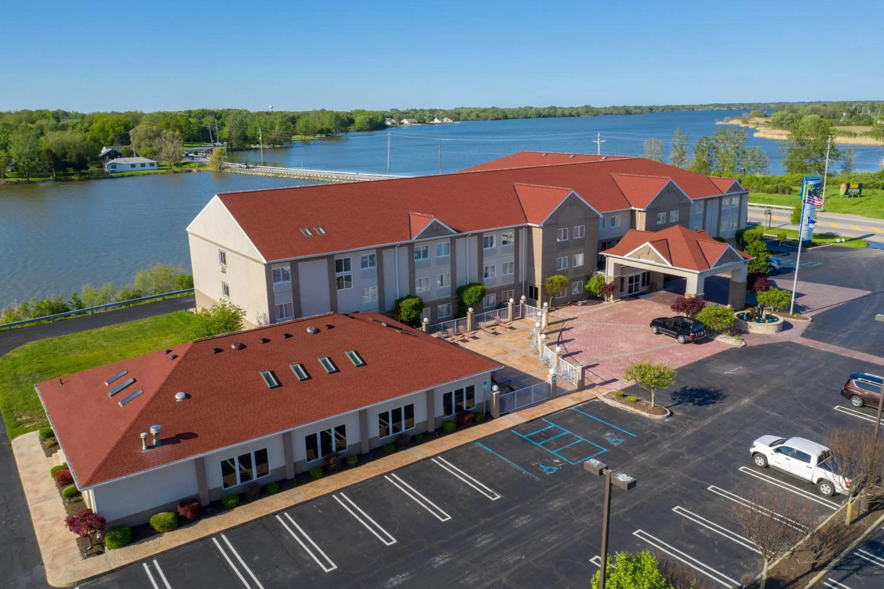 Property building in Holiday Inn Express Hotel & Suites Port Clinton-Catawba Island by IHG