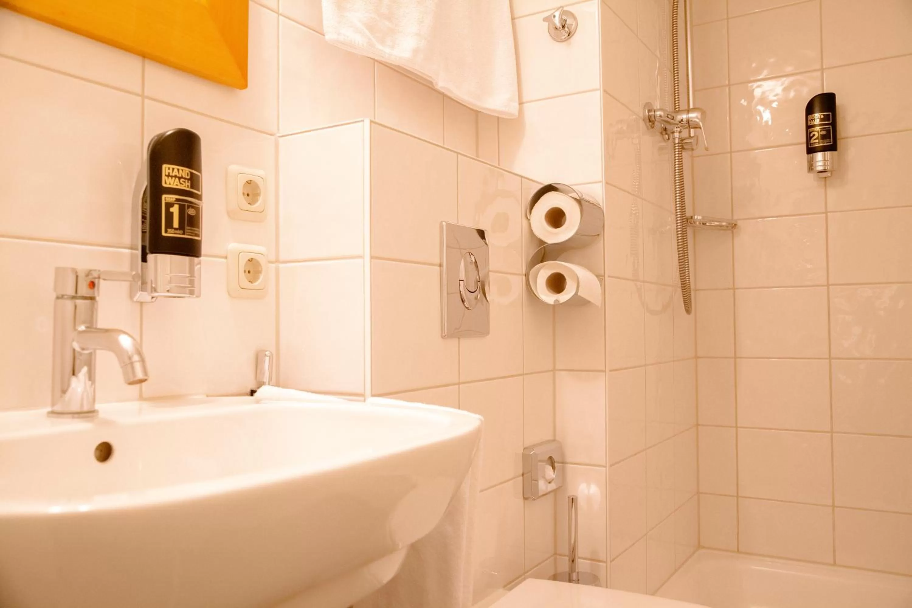 Bathroom in Hotel Mintarder Wasserbahnhof