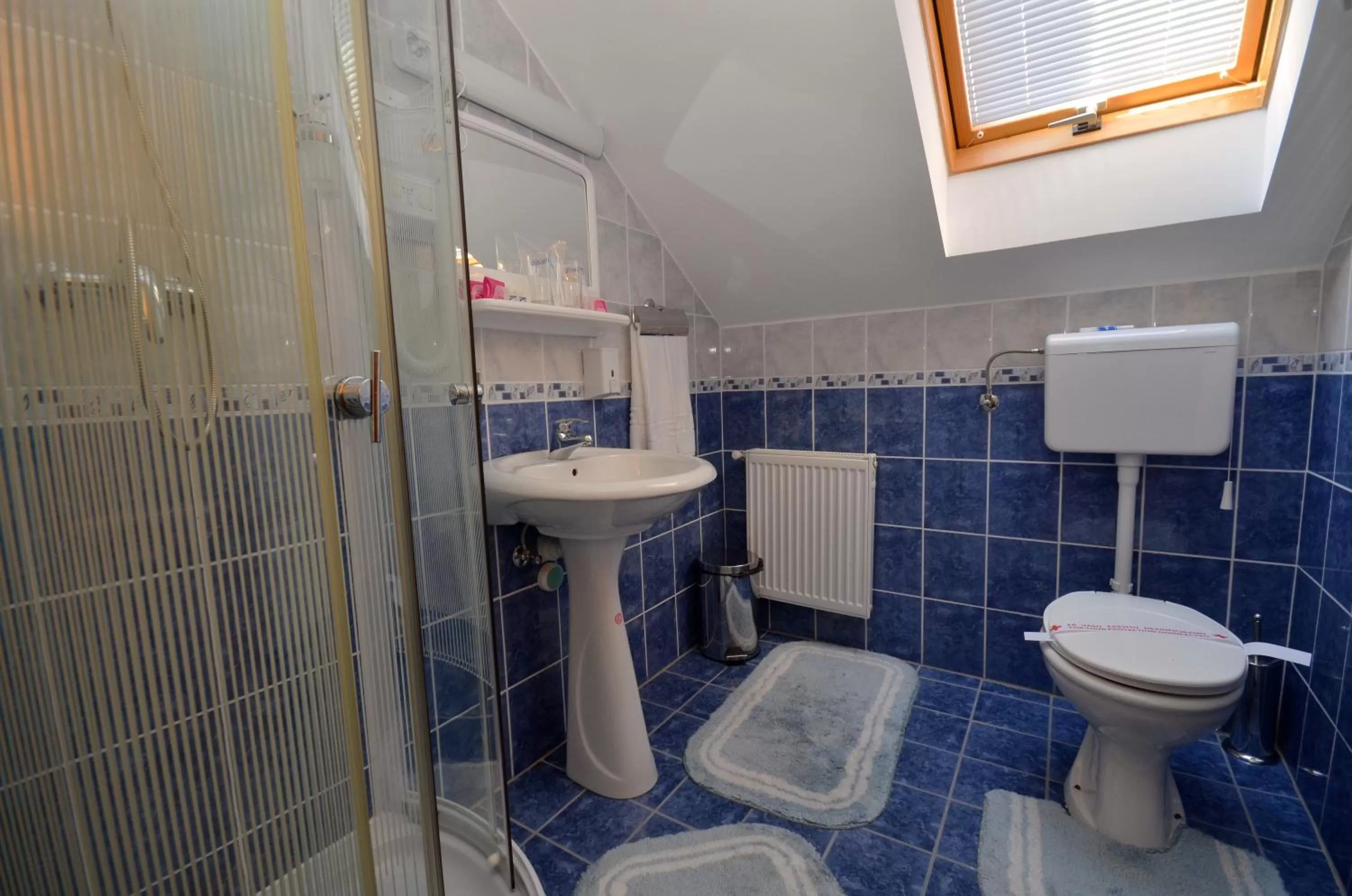 Bathroom in Art Garni Hotel