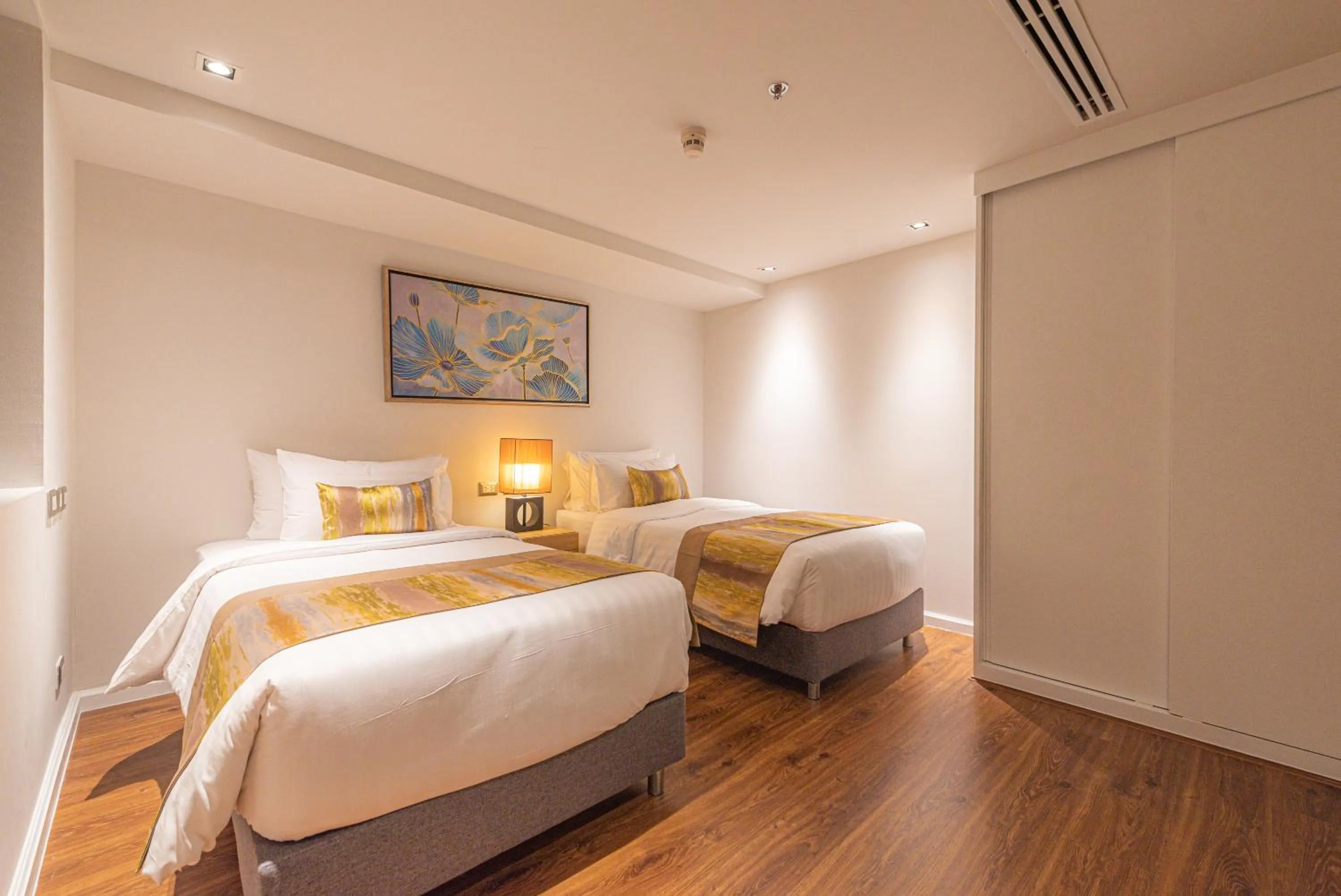 Bedroom, Bed in Summit Windmill Golf Suite Hotel at Suvarnabhumi