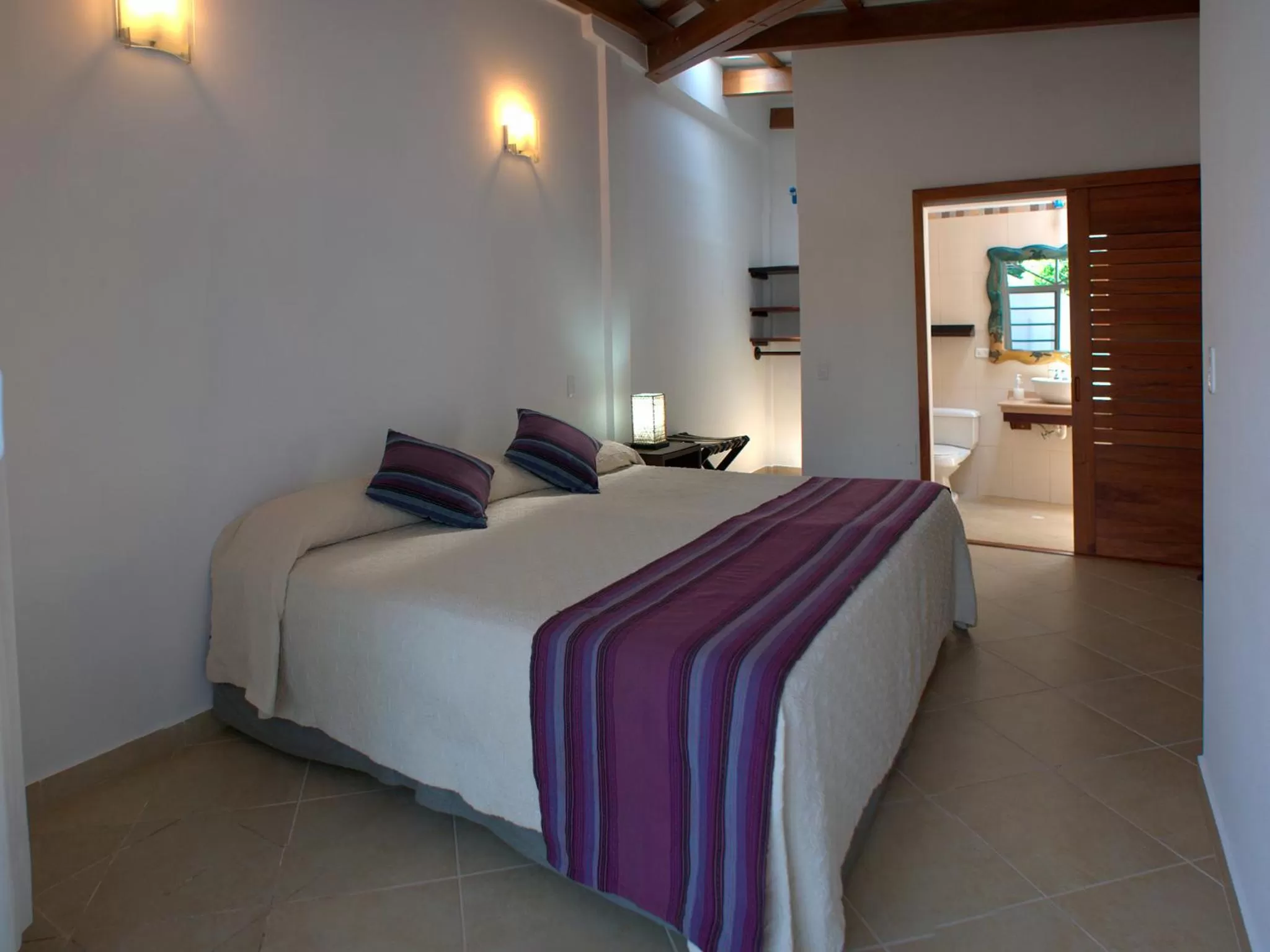 Photo of the whole room, Bed in Hotel Galapagos Suites B&B