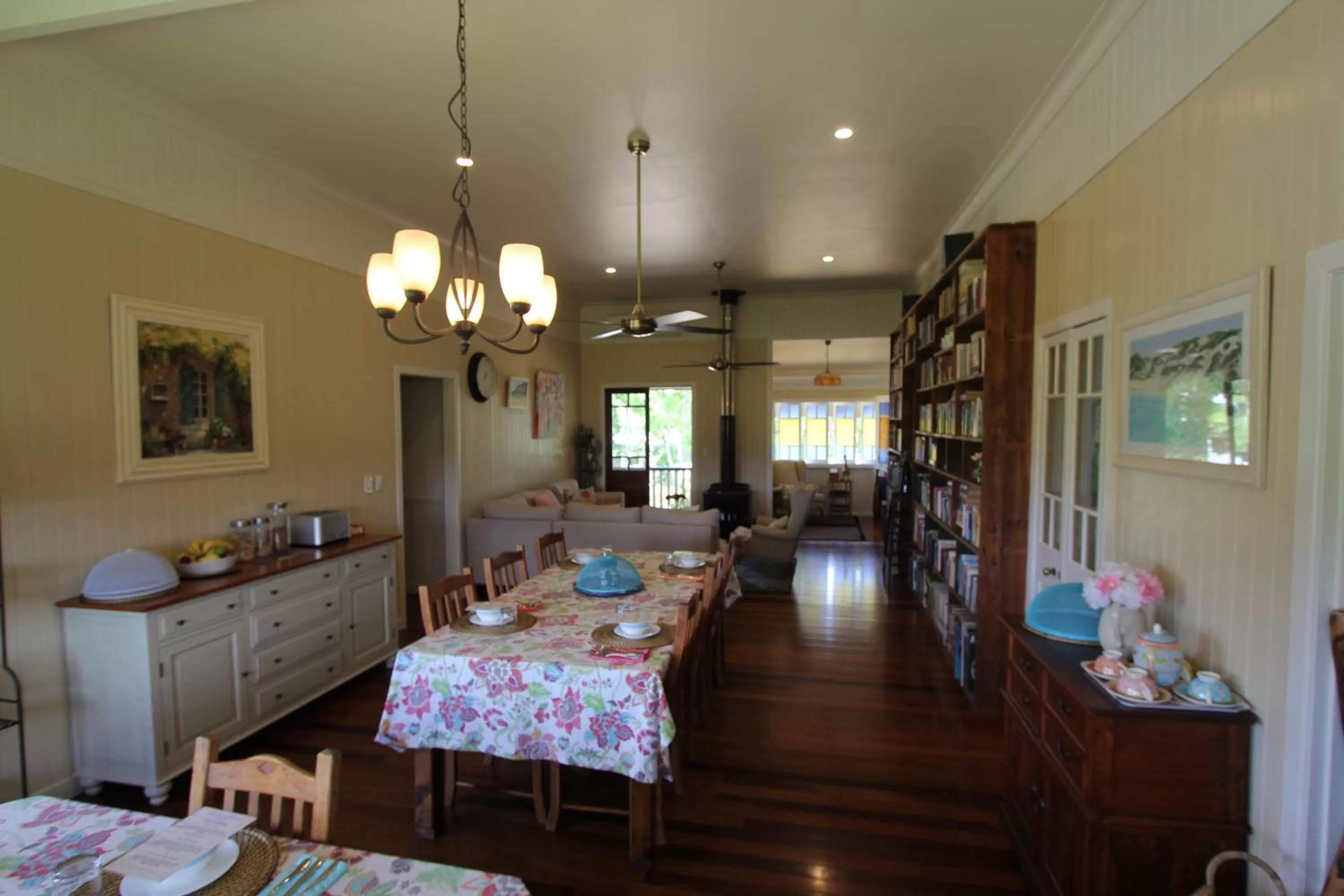 Library, Restaurant/Places to Eat in Gridley Homestead B&B