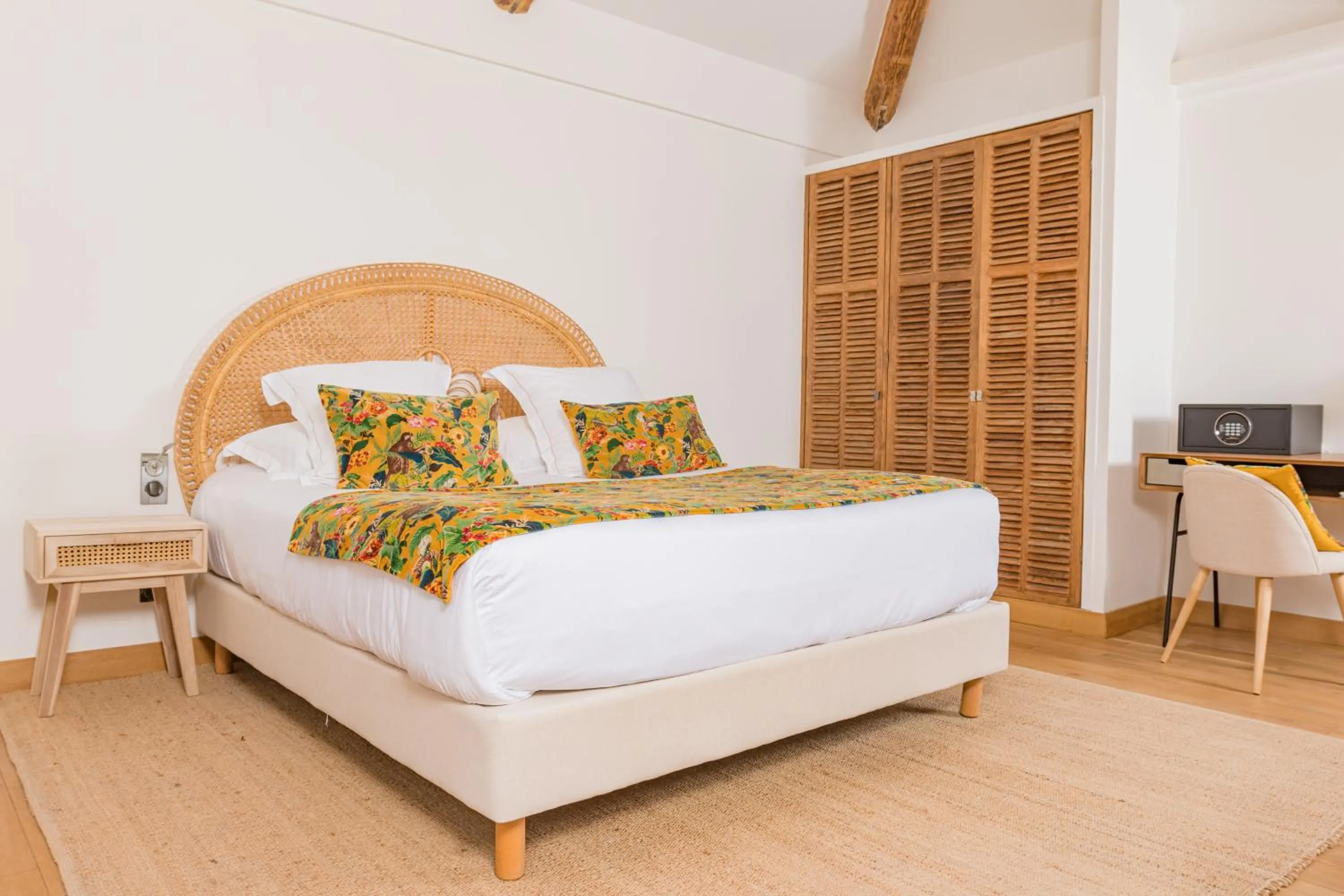 Bed in Hôtel Le Saint Remy & Spa