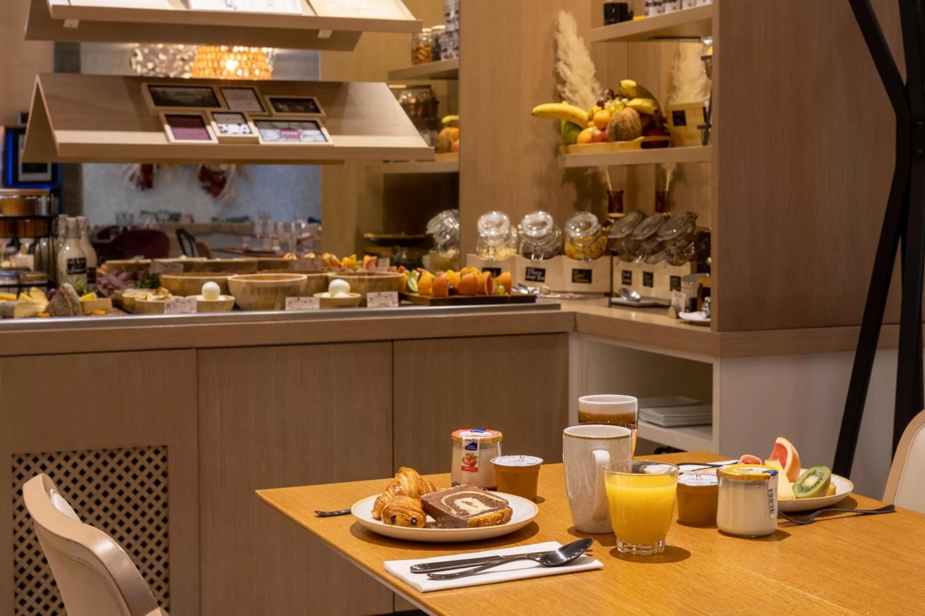 Food and drinks in Aiden by Best Western Paris Roissy CDG