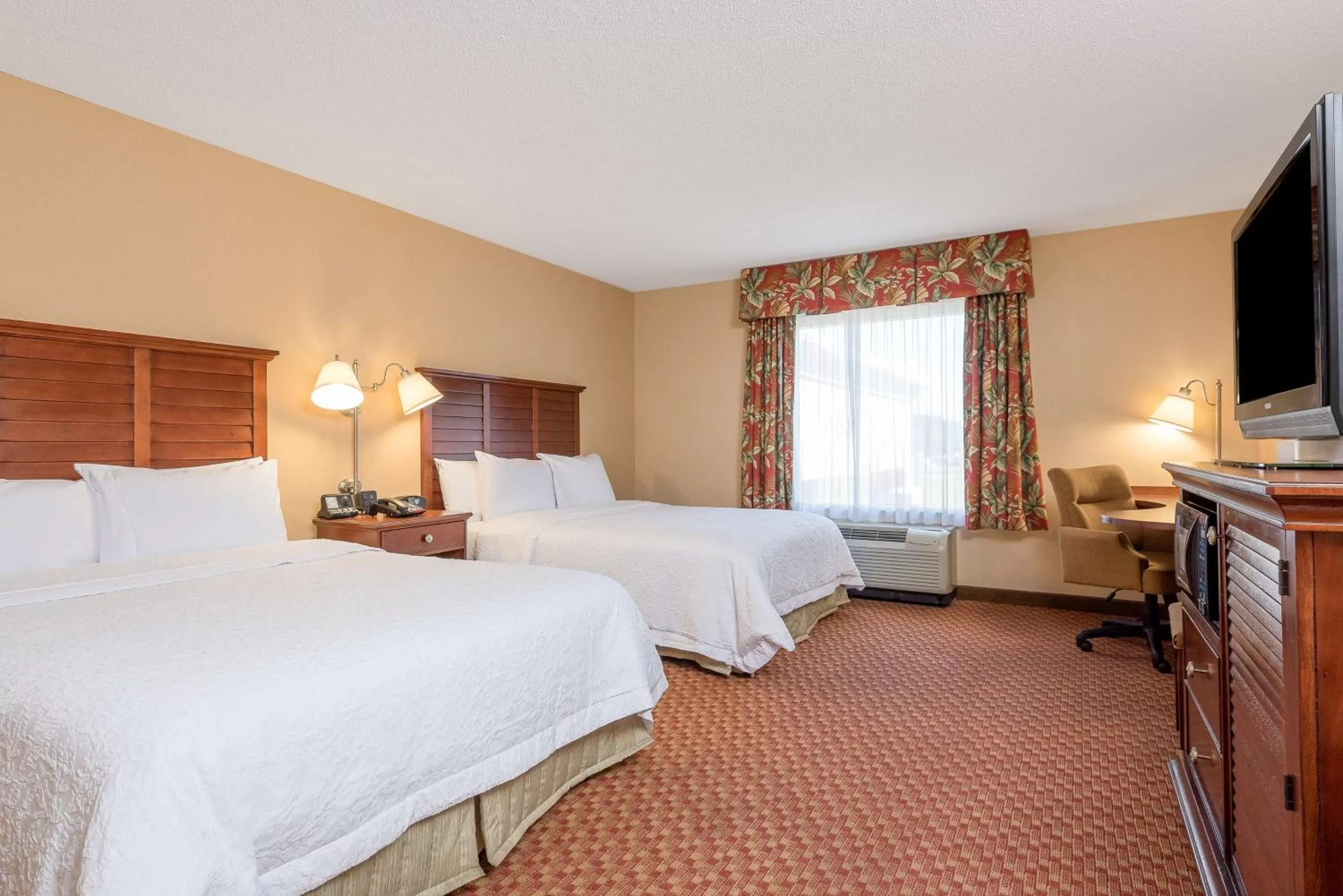 Bed in Hampton Inn & Suites Florence-North-I-95