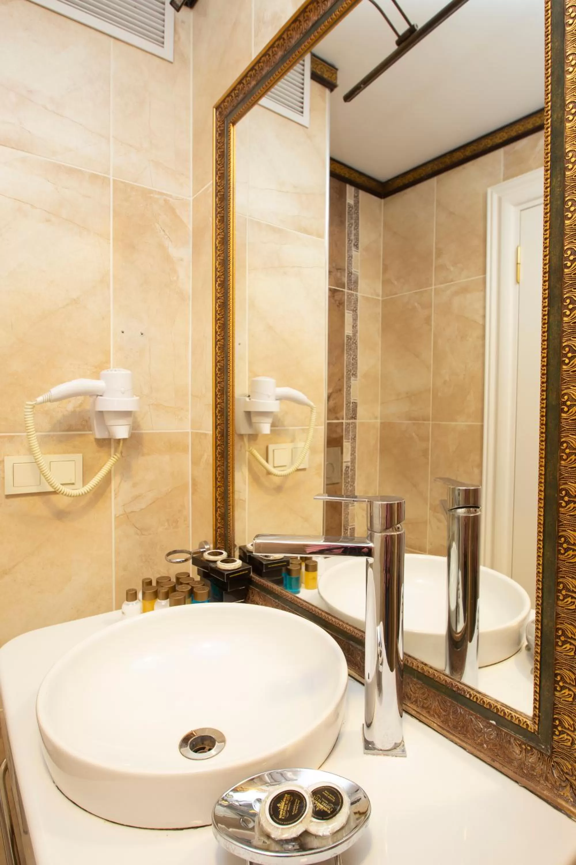 Bathroom in Empire Suite Hotel