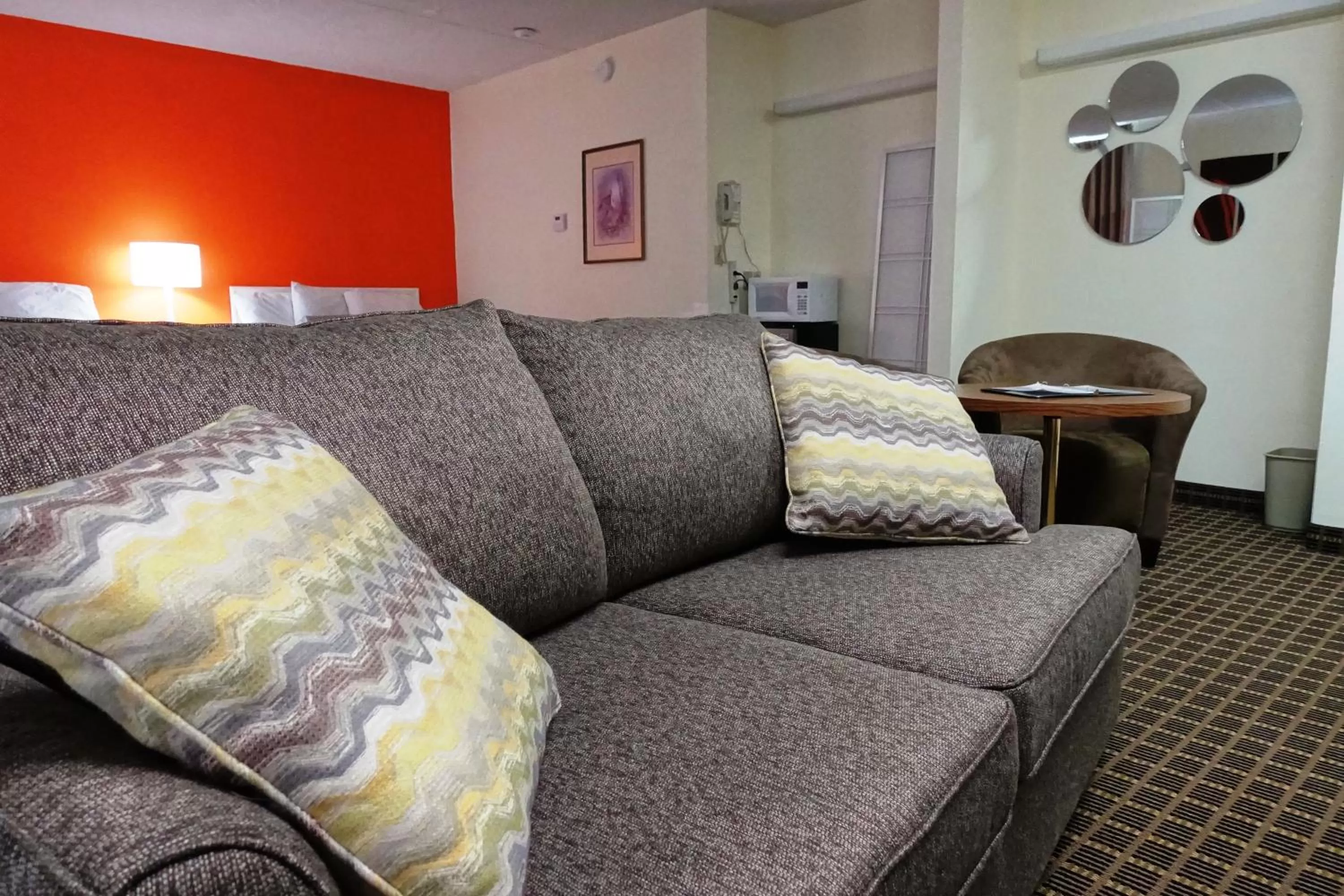 Living room in Howard Johnson by Wyndham Tillsonburg