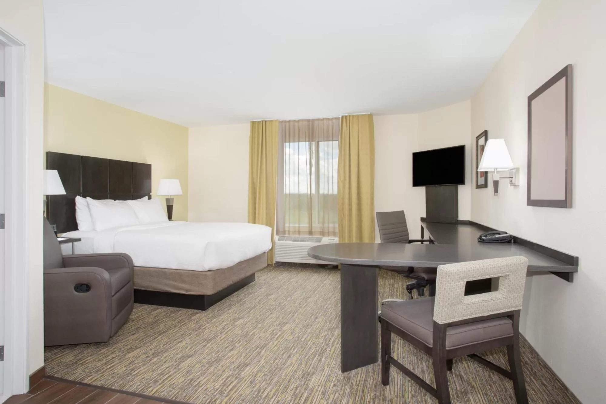Bedroom, Bed in Candlewood Suites Longmont - Boulder Area by IHG