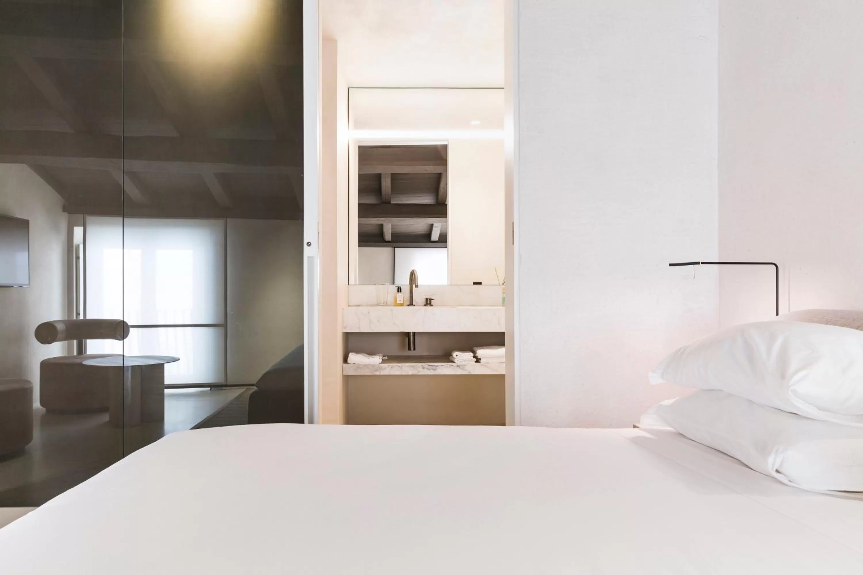 Photo of the whole room, Bed in Hotel Scenario