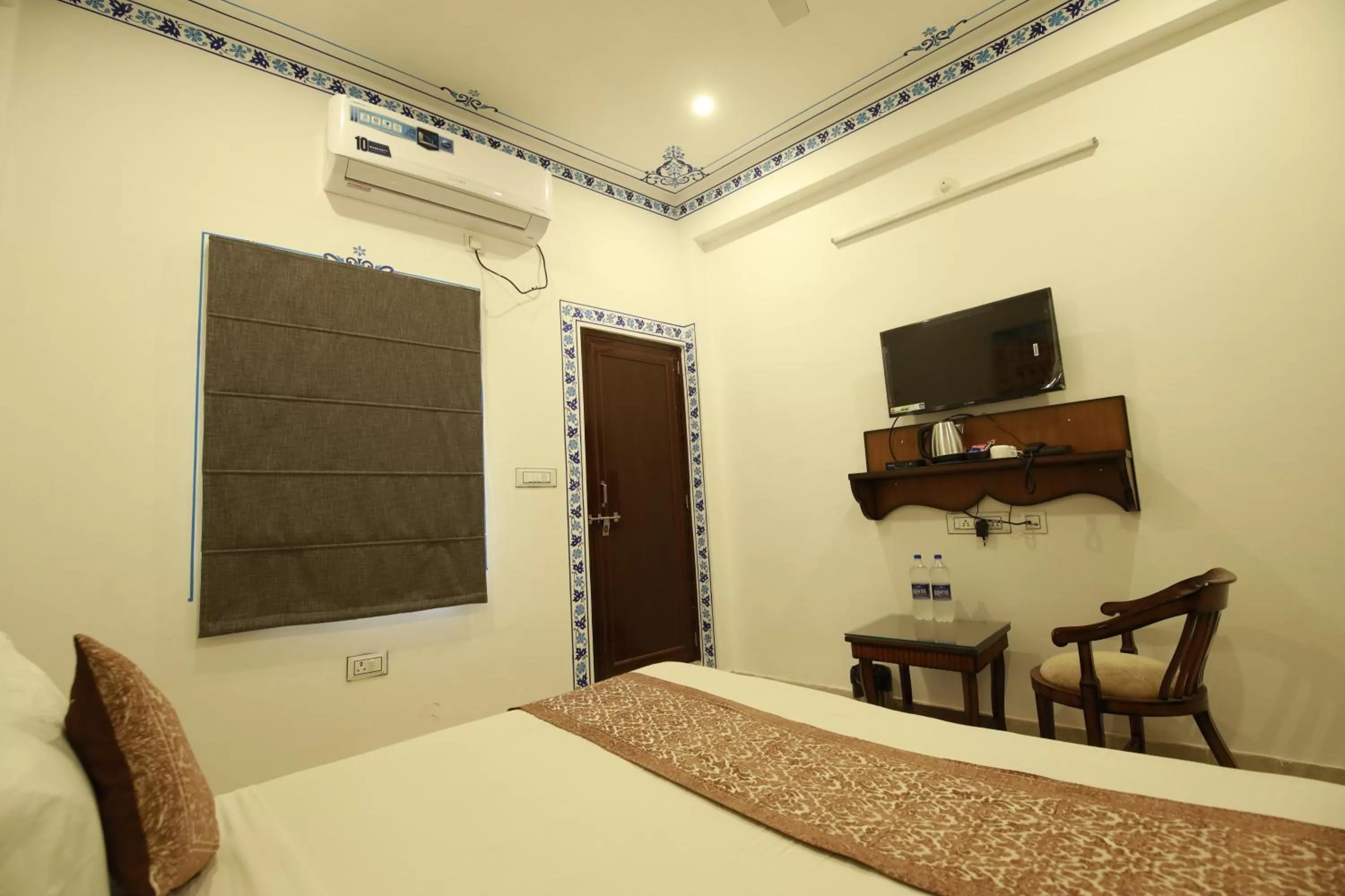 air conditioner, Bed in Hotel Casa by the lake