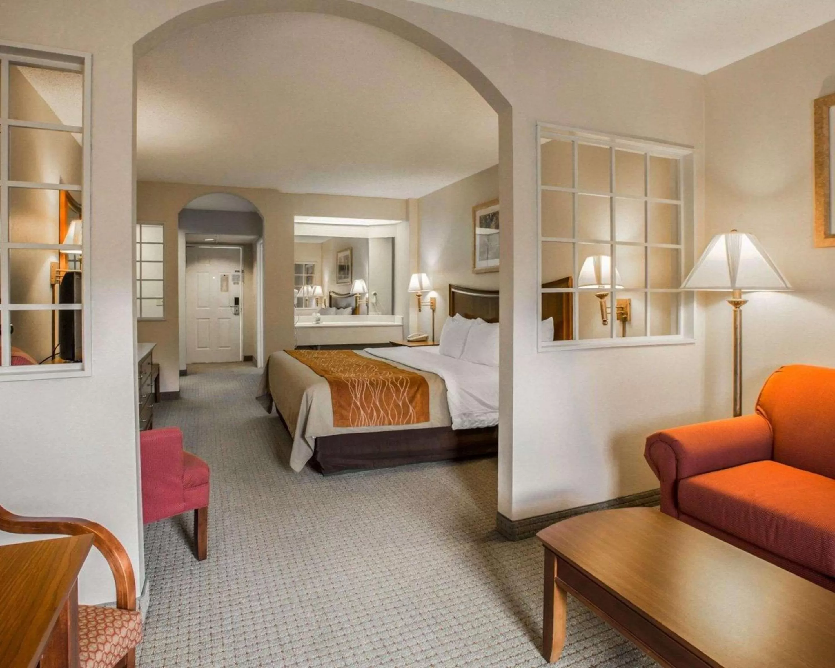 Photo of the whole room, Bed in Rodeway Inn & Suites Cherokee On the River