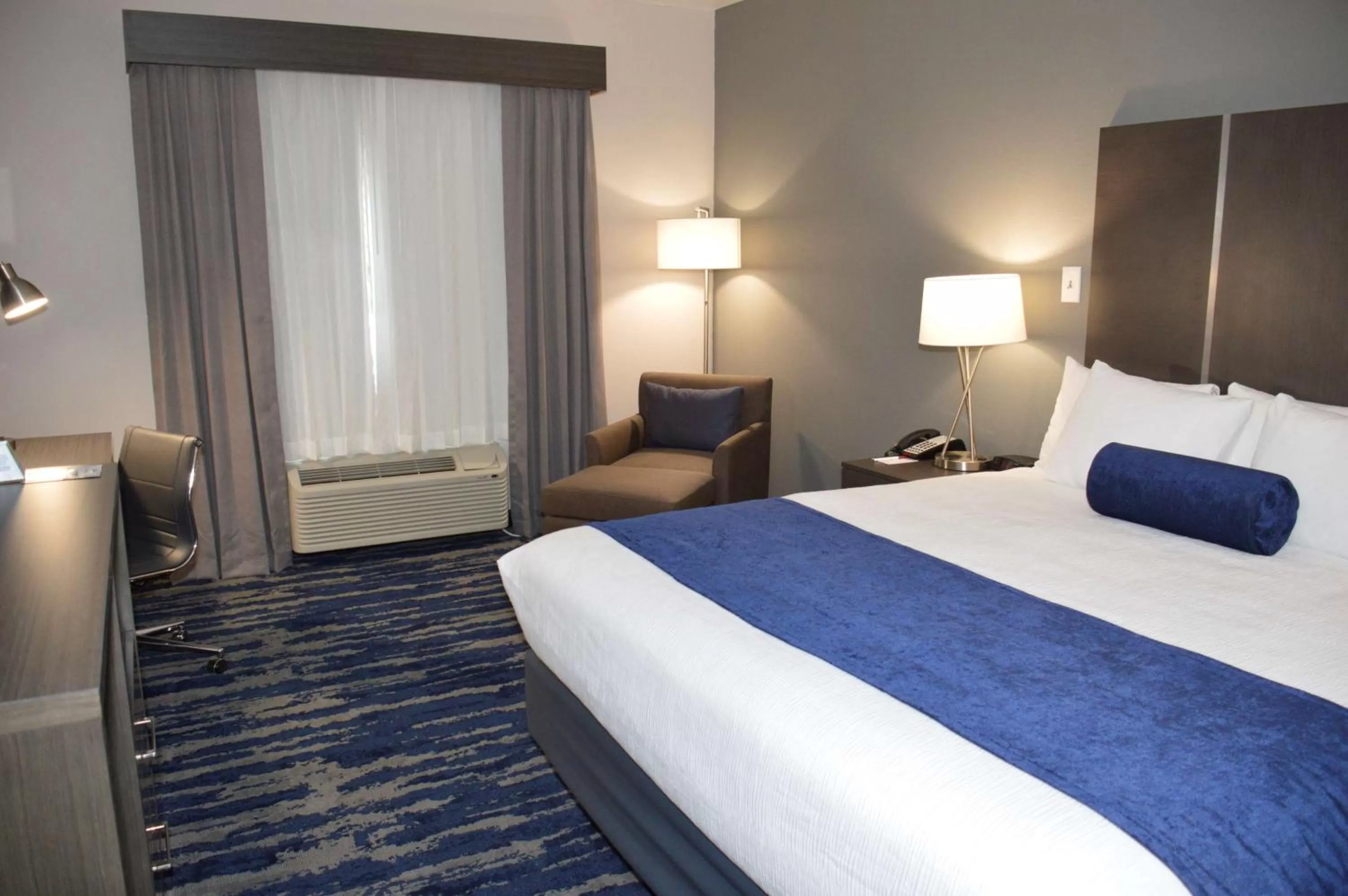 Photo of the whole room, Bed in Best Western Plus Longview – University Hotel