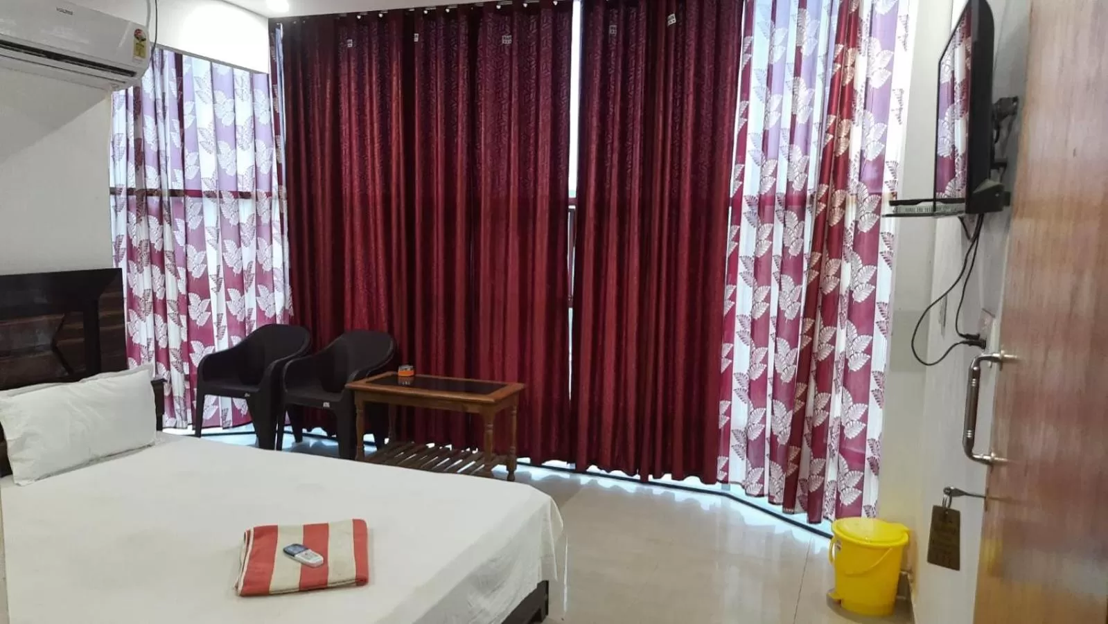 Bed in STAYMAKER Hotel Raj Ganga