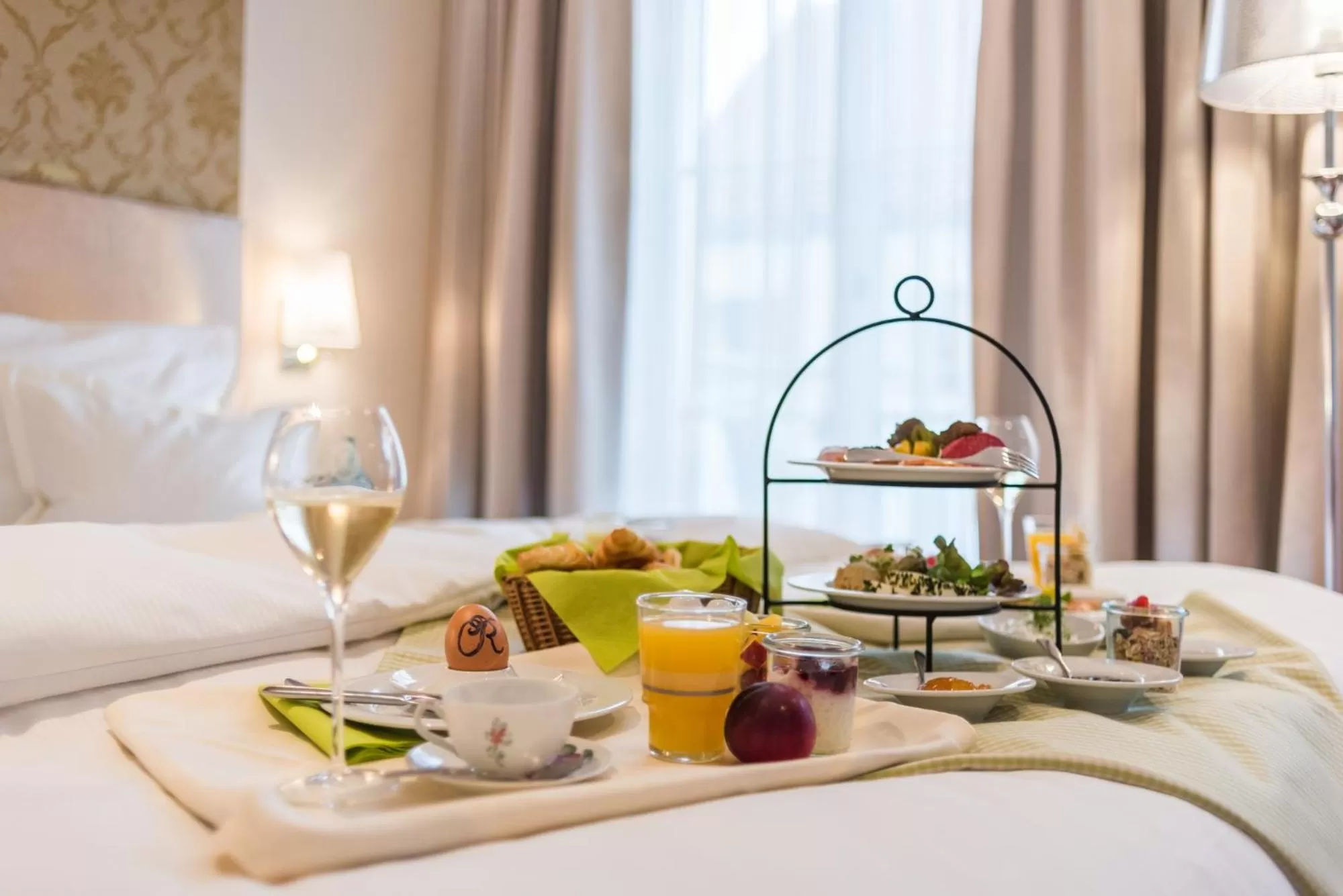 Food, Bed in Romantik Hotel Reichshof