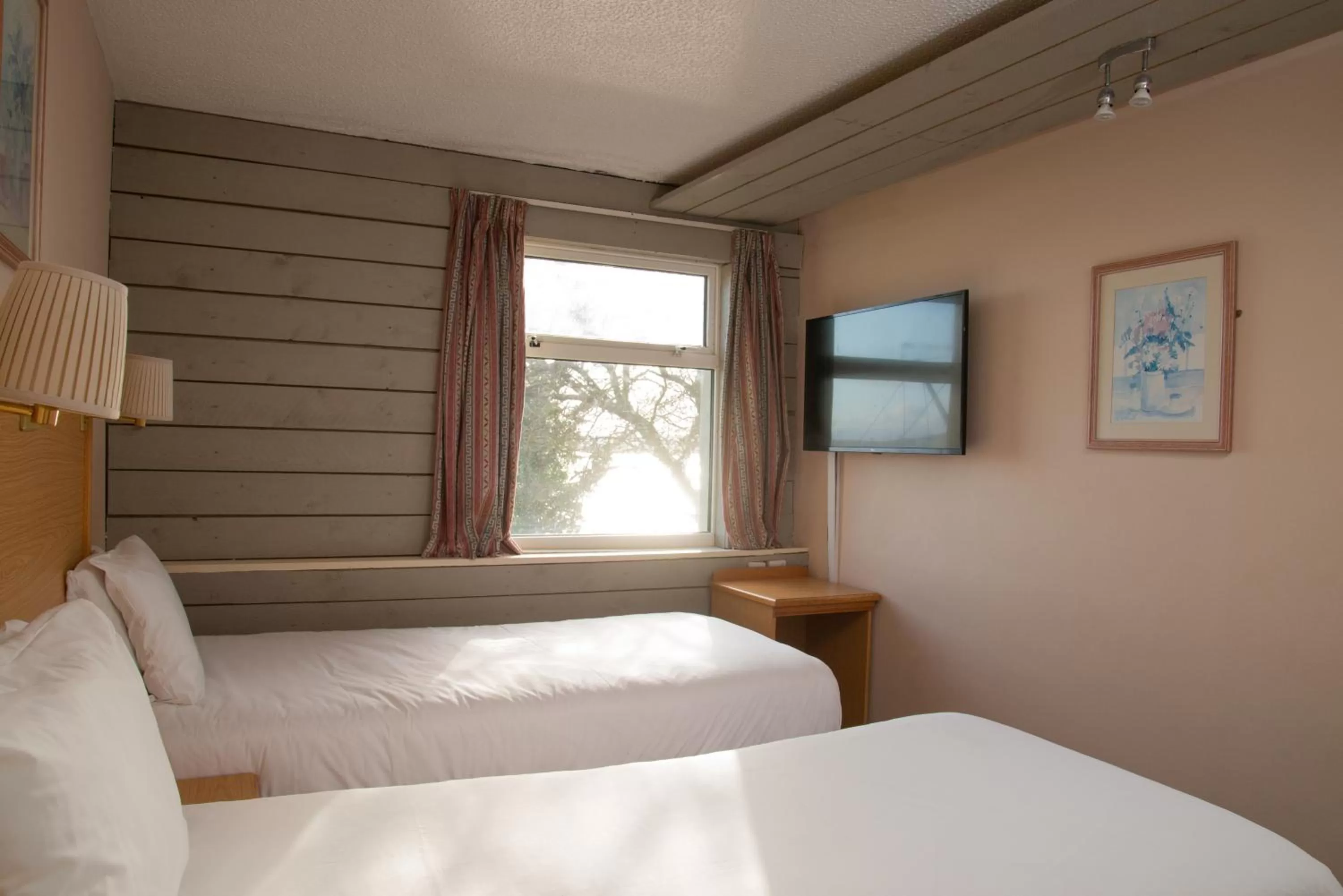 Bedroom, Bed in Royal Hotel, Bar & Grill