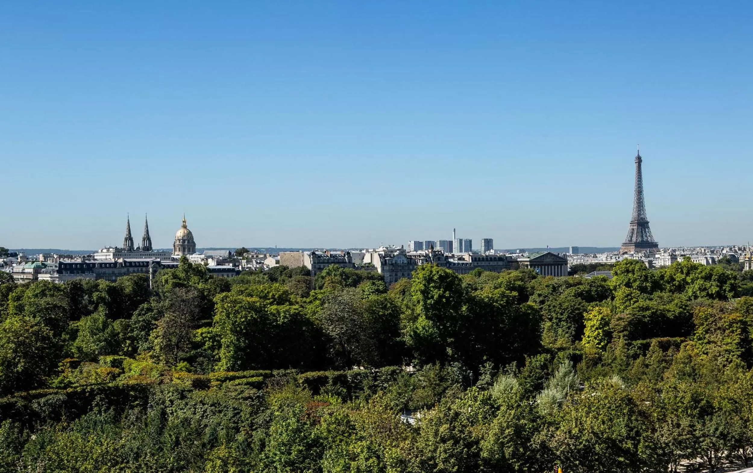 Garden view in Hôtel Brighton - Esprit de France