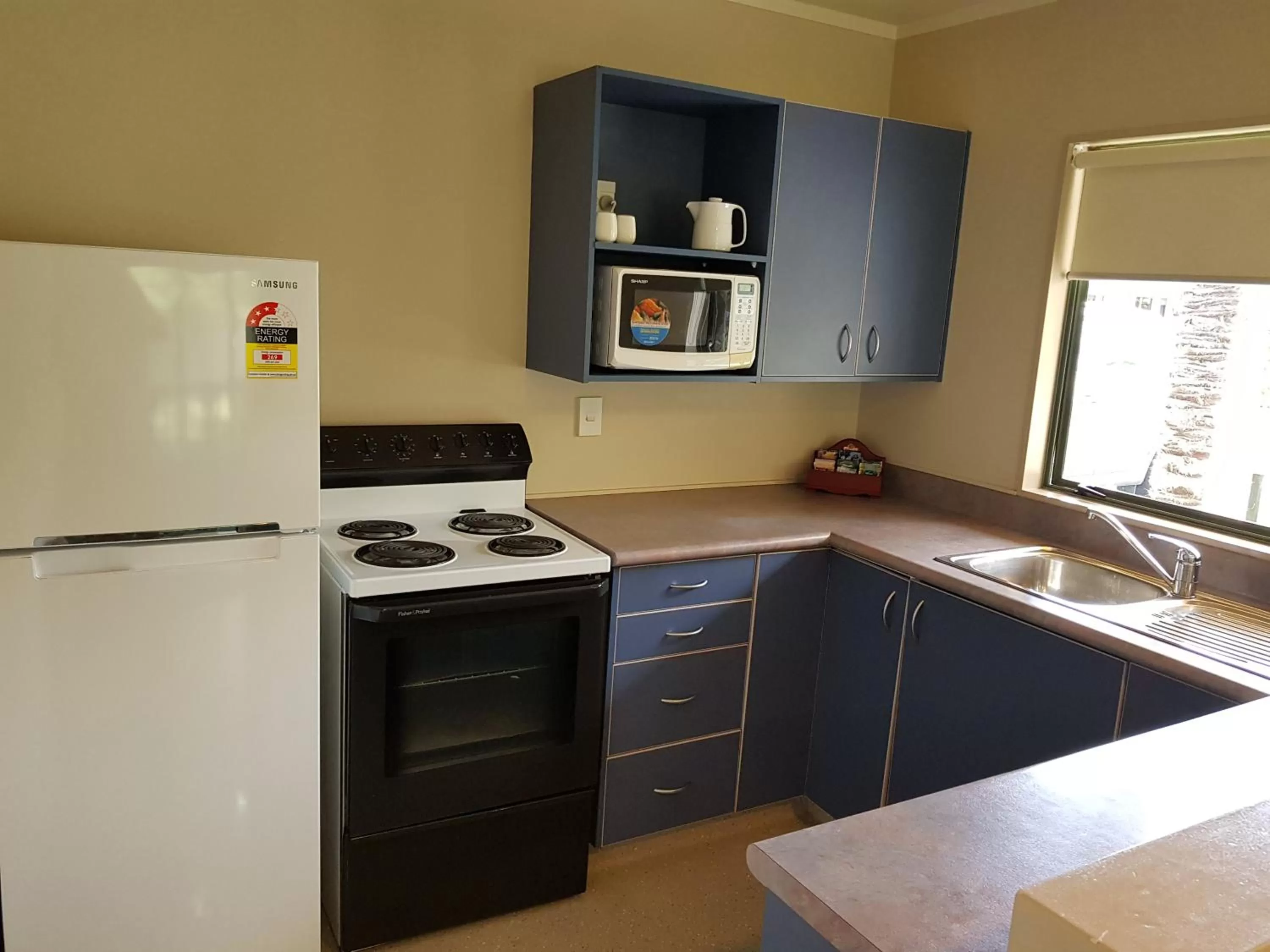 Kitchen or kitchenette in Portmans Motor Lodge