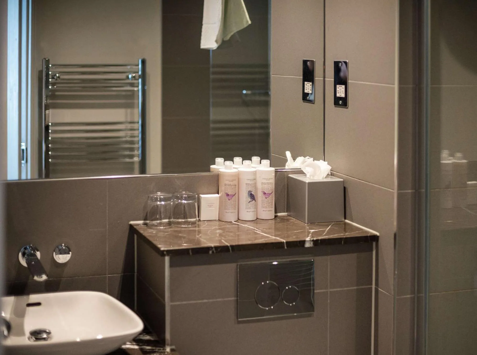 Bathroom in Dukes Head Hotel