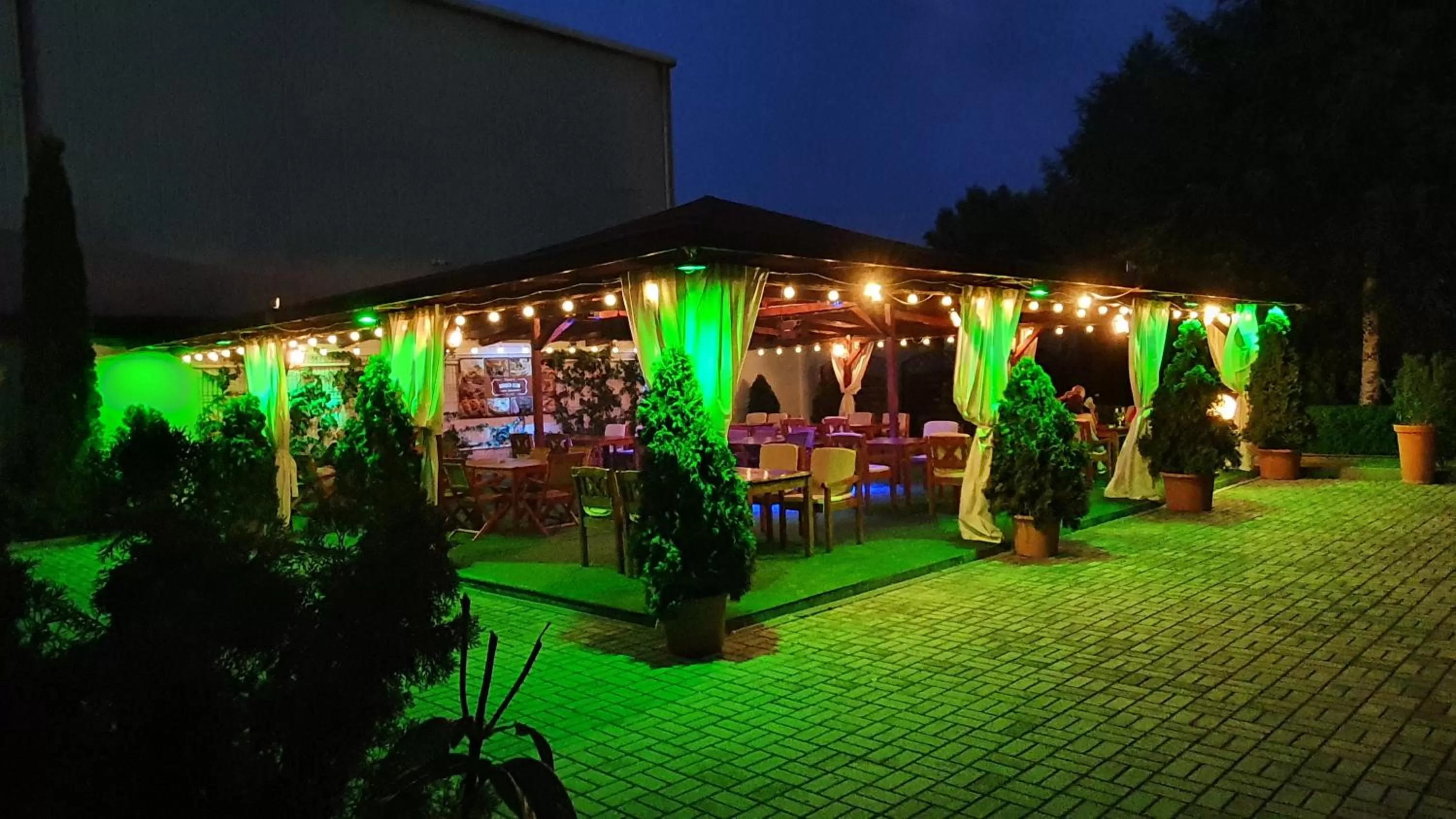 Restaurant/places to eat in Hotel Garden Club