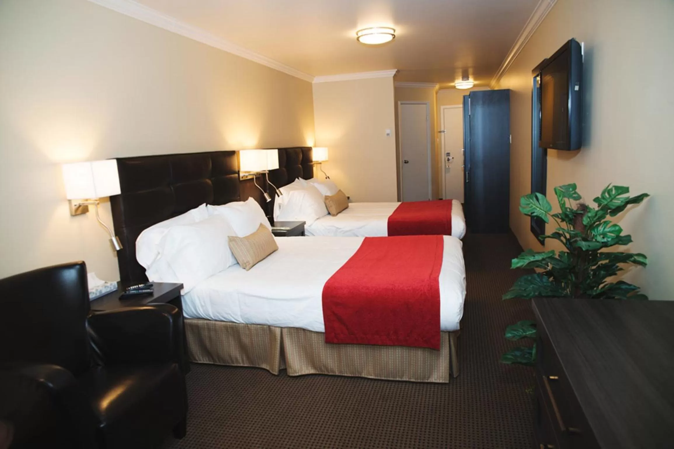 Photo of the whole room, Bed in Auberge l'Ambassadeur