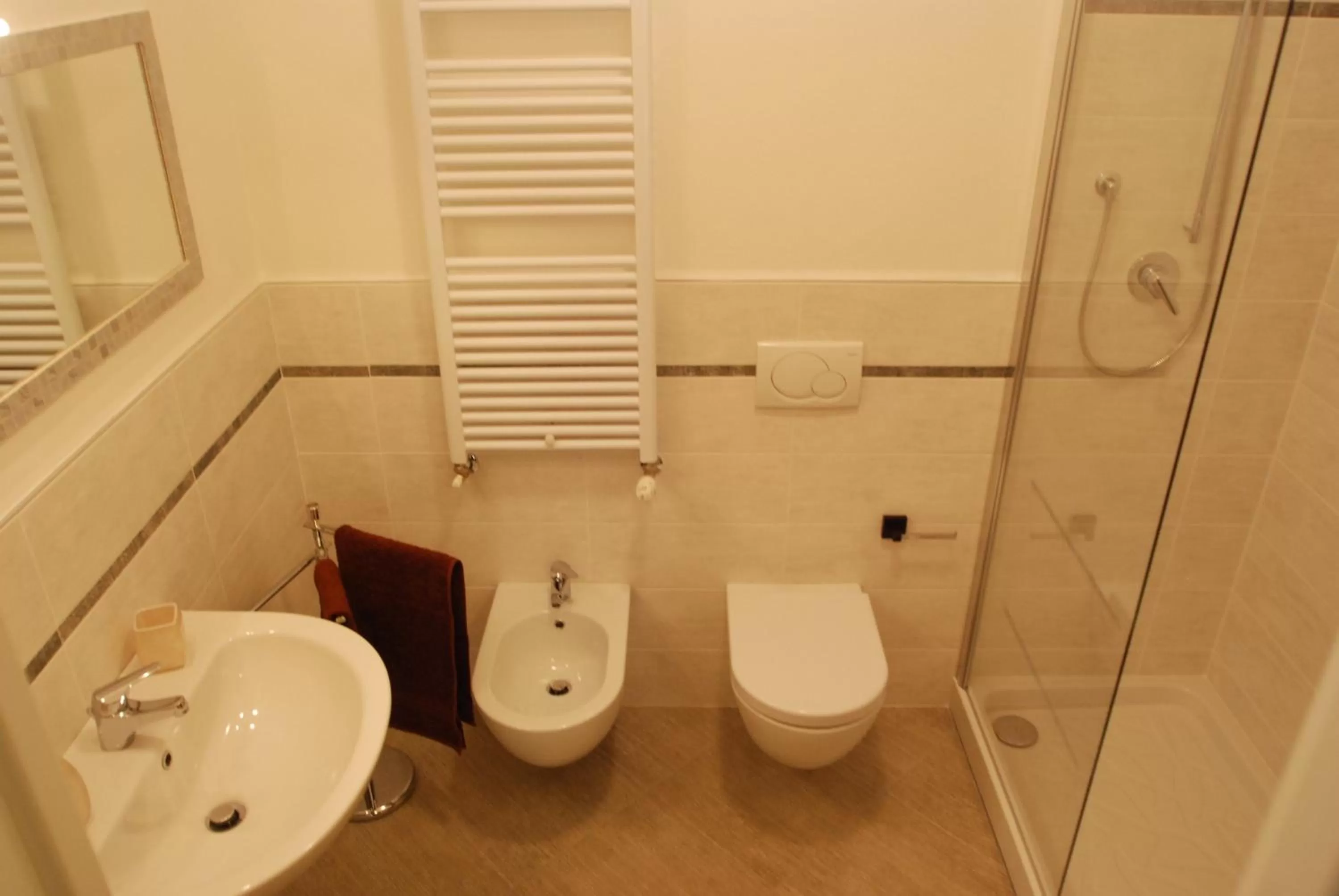 Shower in B&B Fiera Maglo'