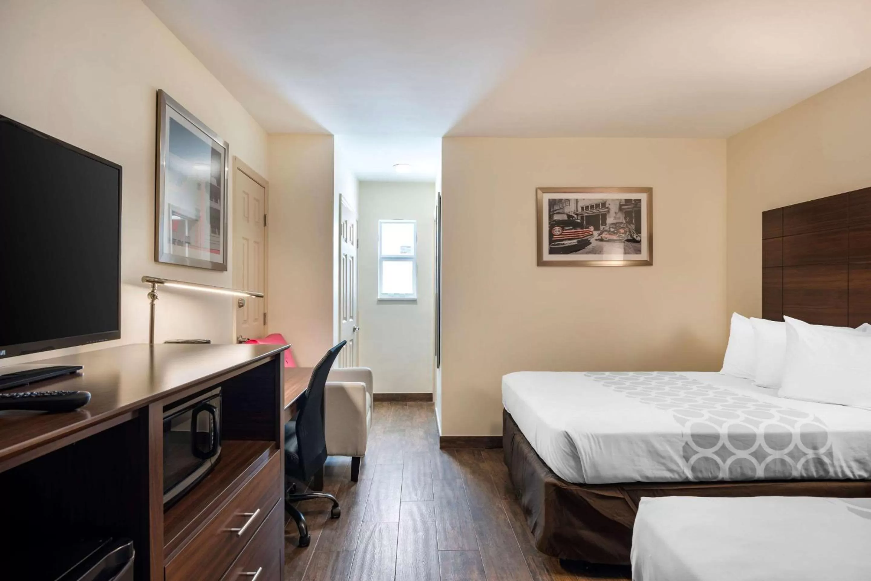 Photo of the whole room, Bed in Downtown Hollywood Gardens Inn & Suites