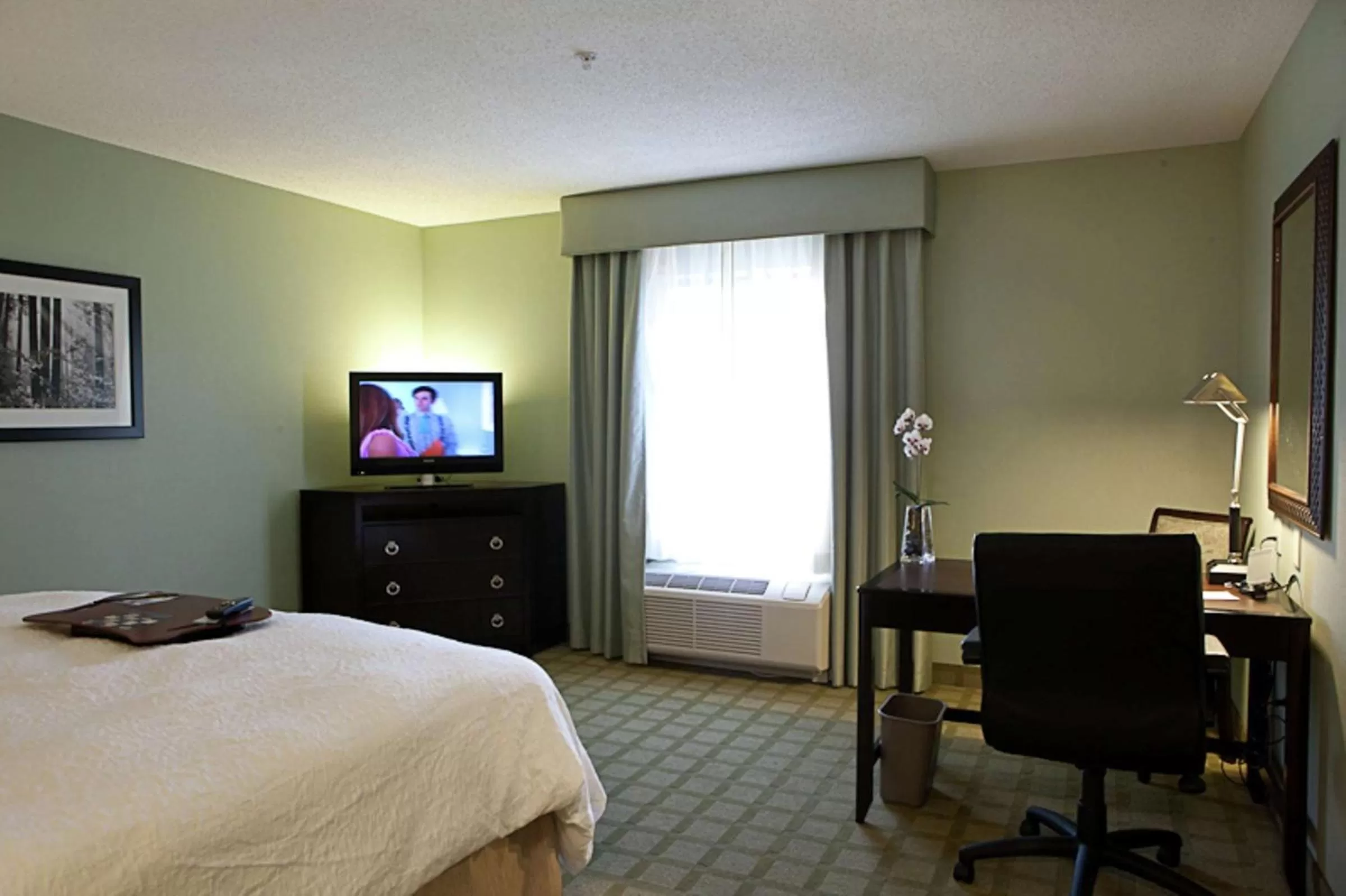 Bedroom, Bed in Hampton Inn & Suites Detroit-Canton