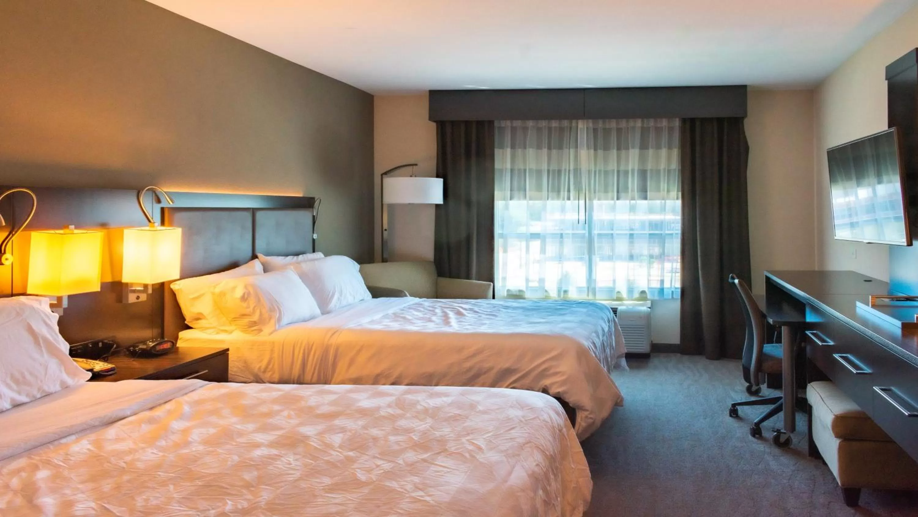 Photo of the whole room, Bed in Holiday Inn Owensboro Riverfront by IHG