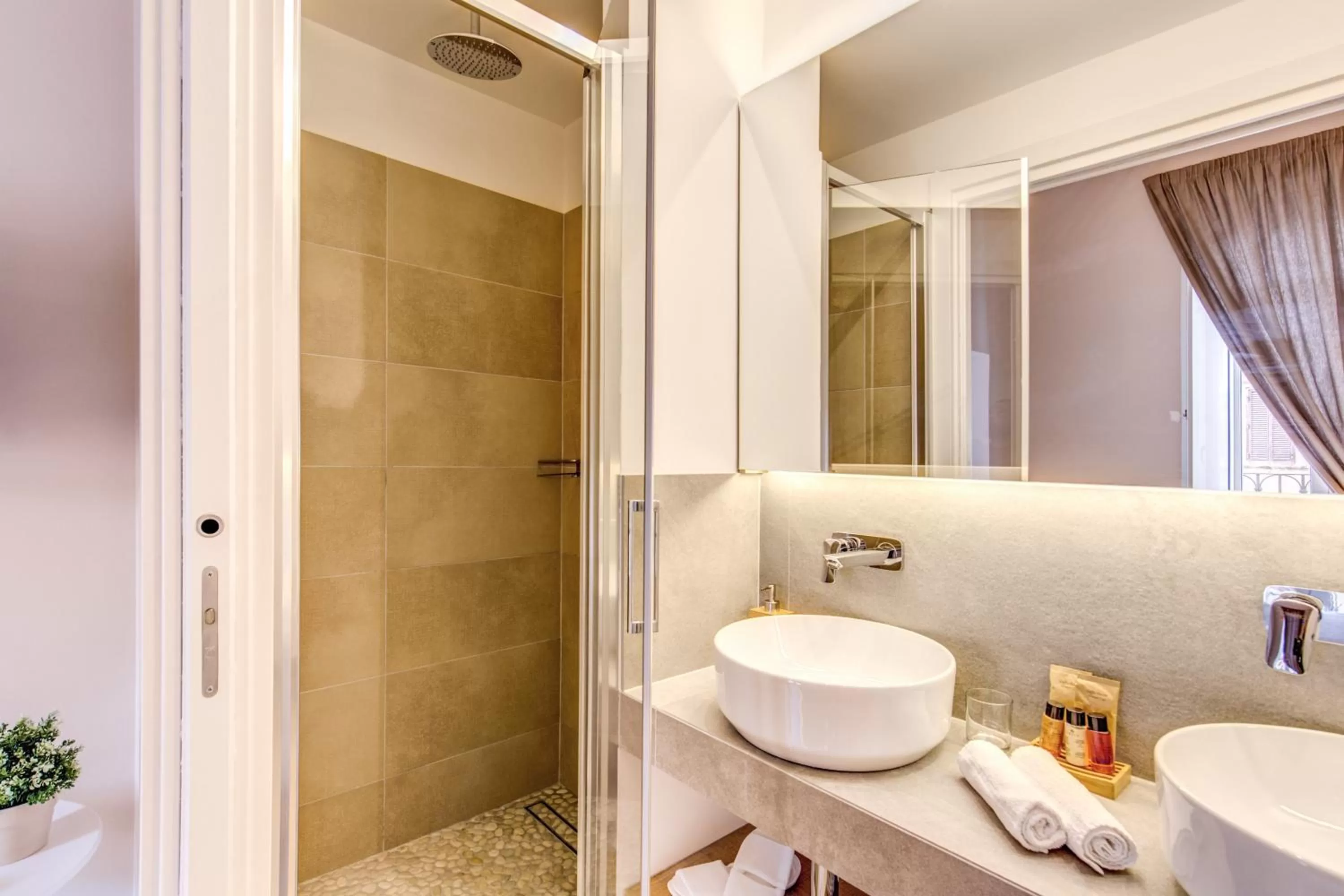 Shower in The Spanish Suite Campo de' Fiori