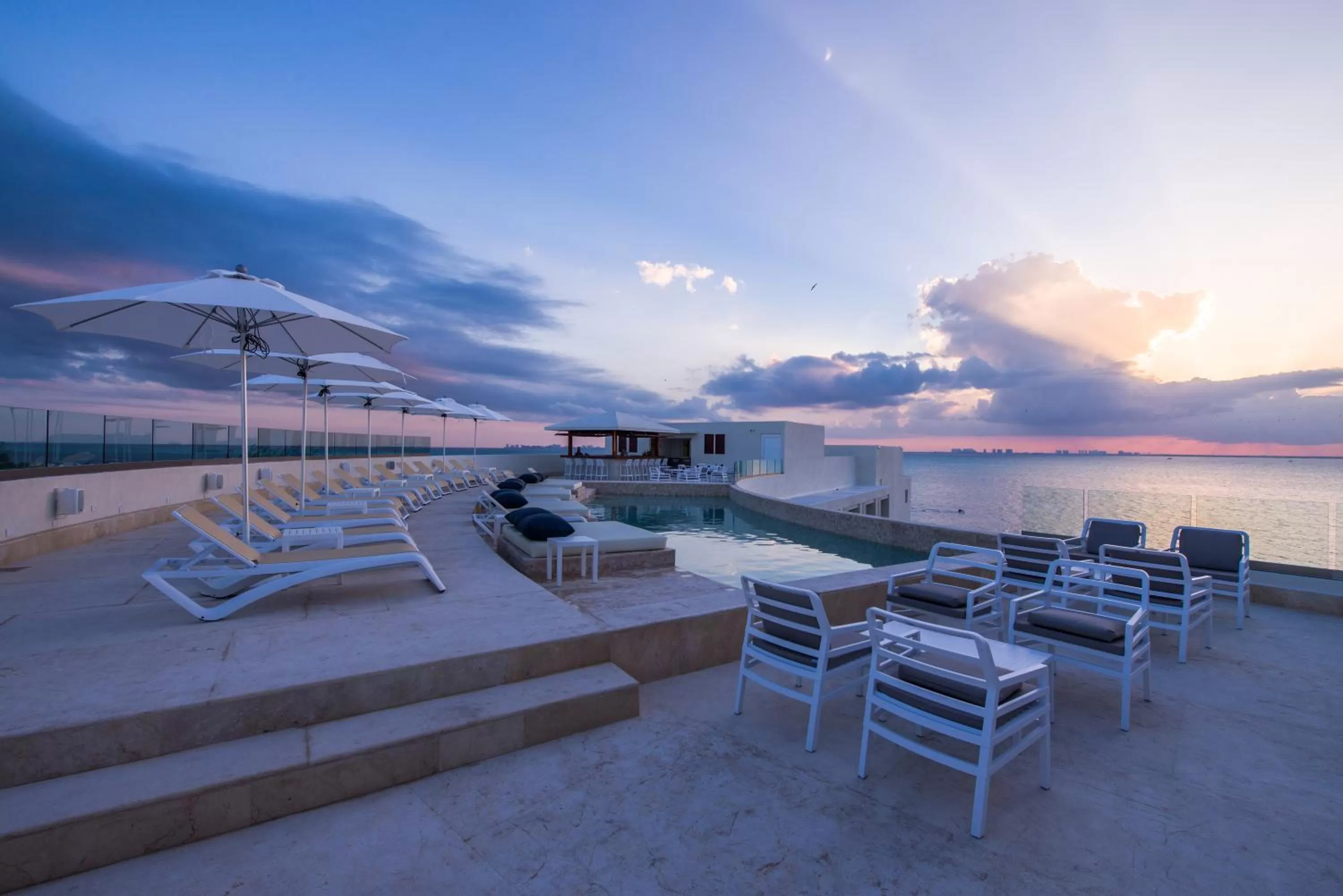 Lounge or bar in Izla Beach Front Hotel