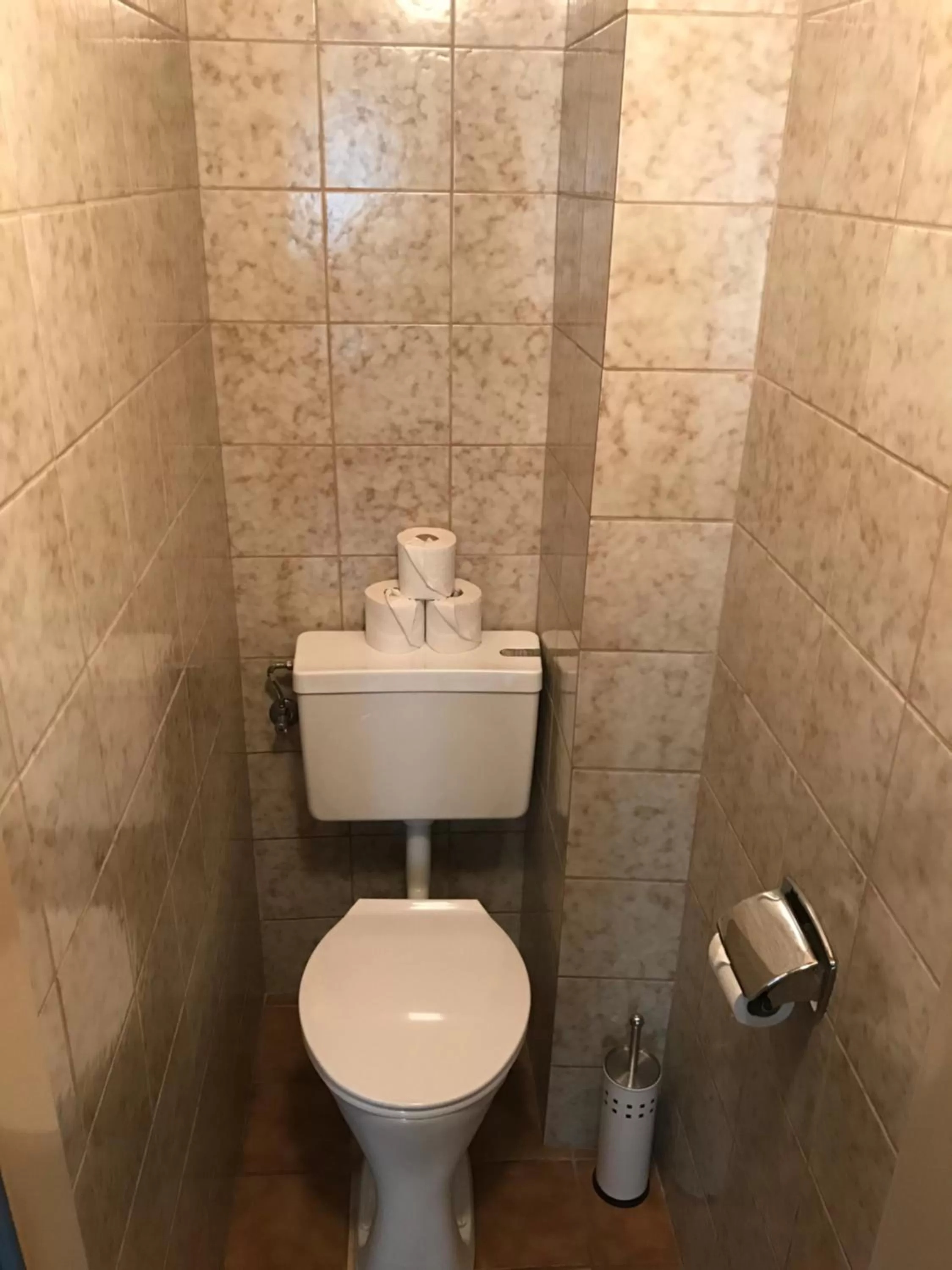 Toilet in Hotel Echo