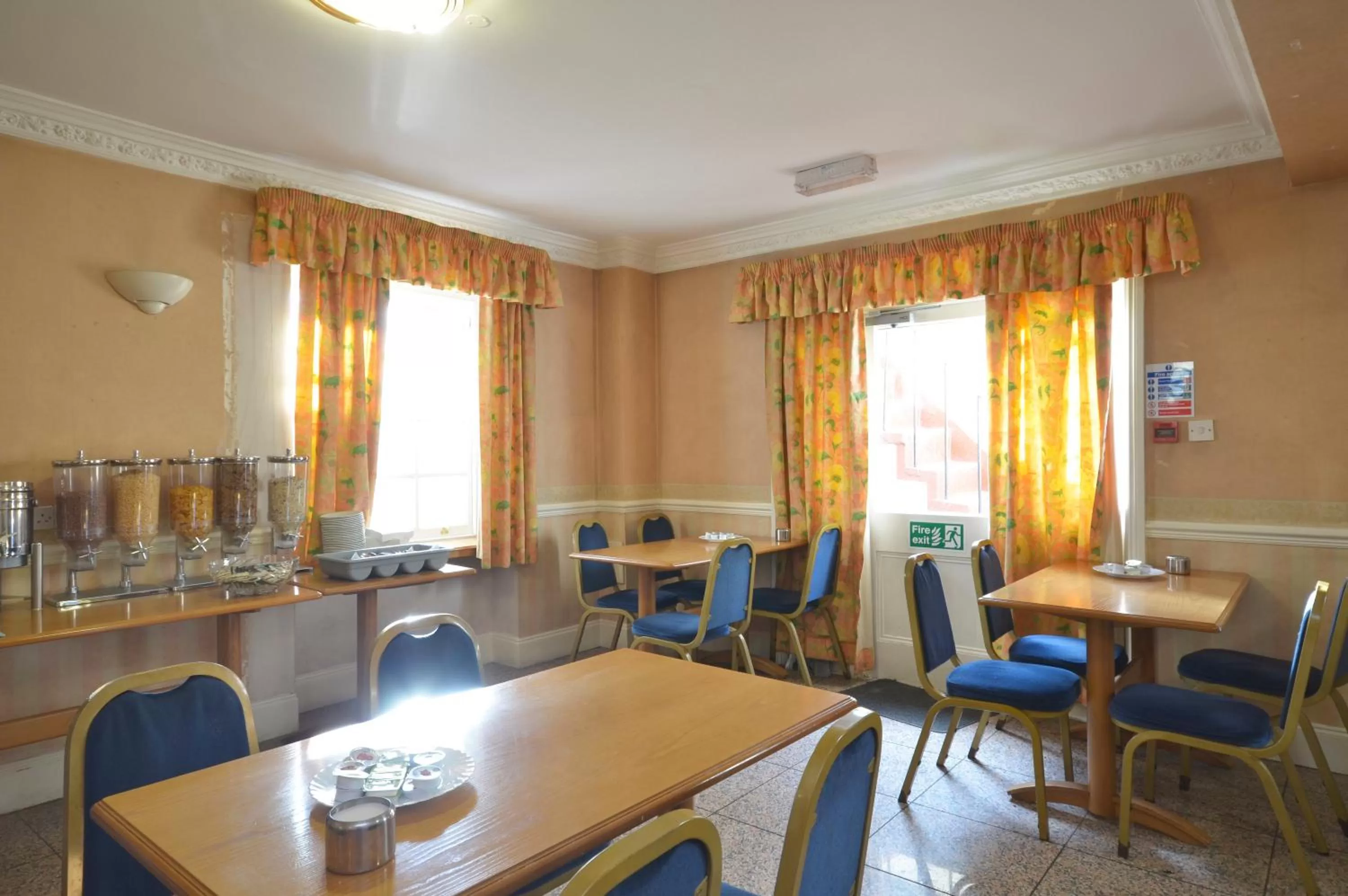 Restaurant/places to eat in White House Hotel