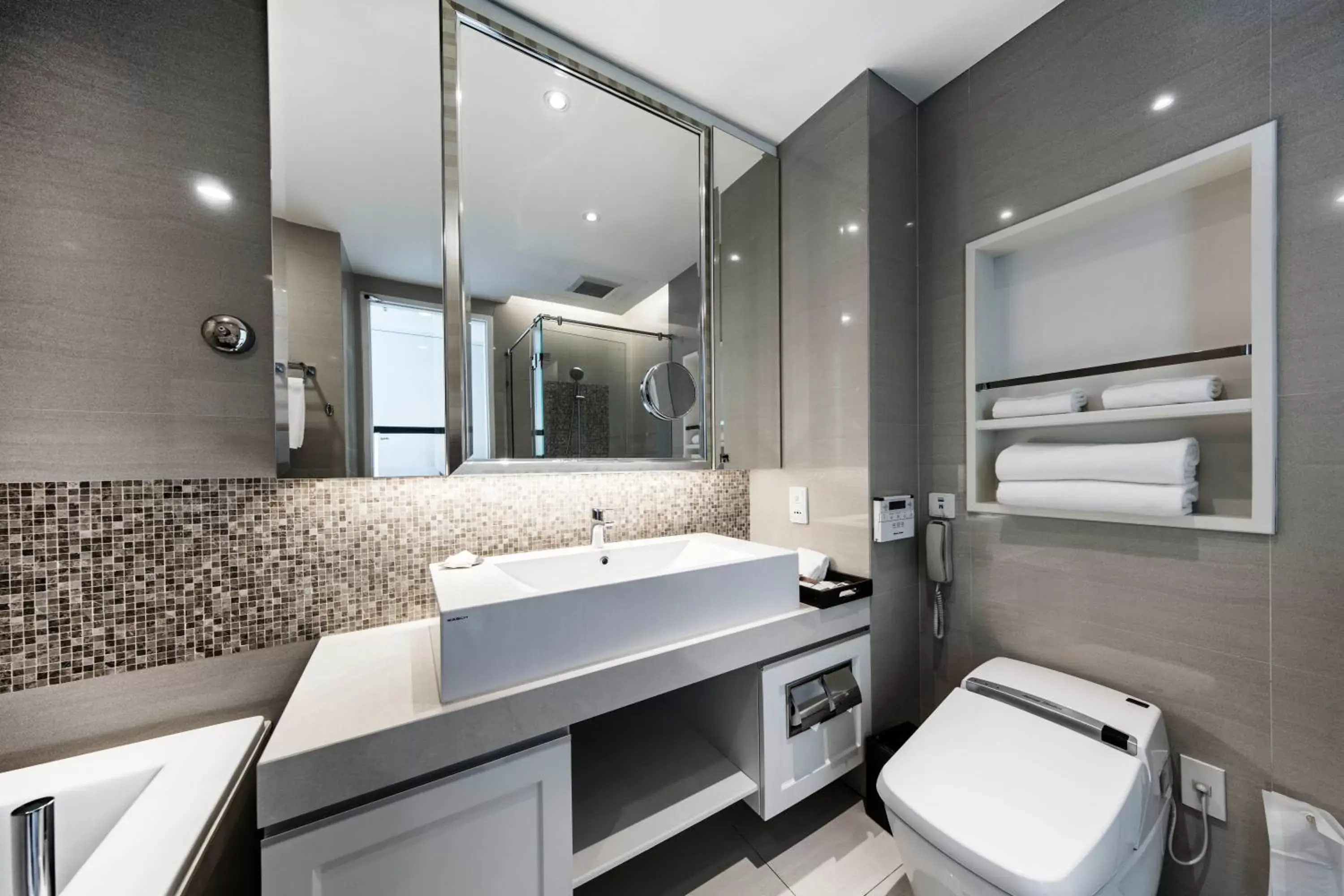 Deluxe Premium Double or Twin Room in Grande Centre Point Hotel Terminal21 Deluxe Premium Double or Twin Room in Grande Centre Point Hotel Terminal21