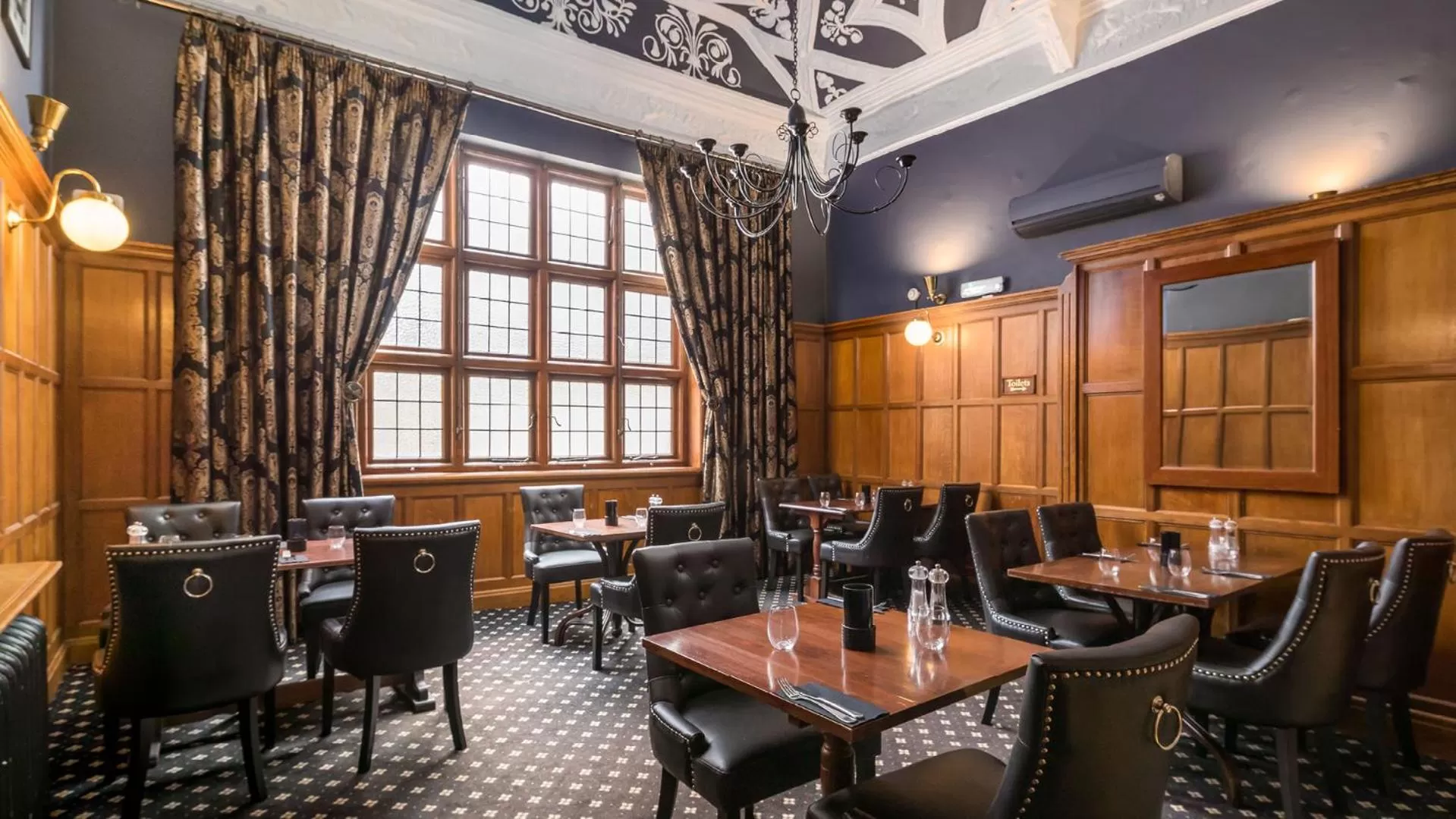 Restaurant/places to eat in The Royal & Fortescue Hotel