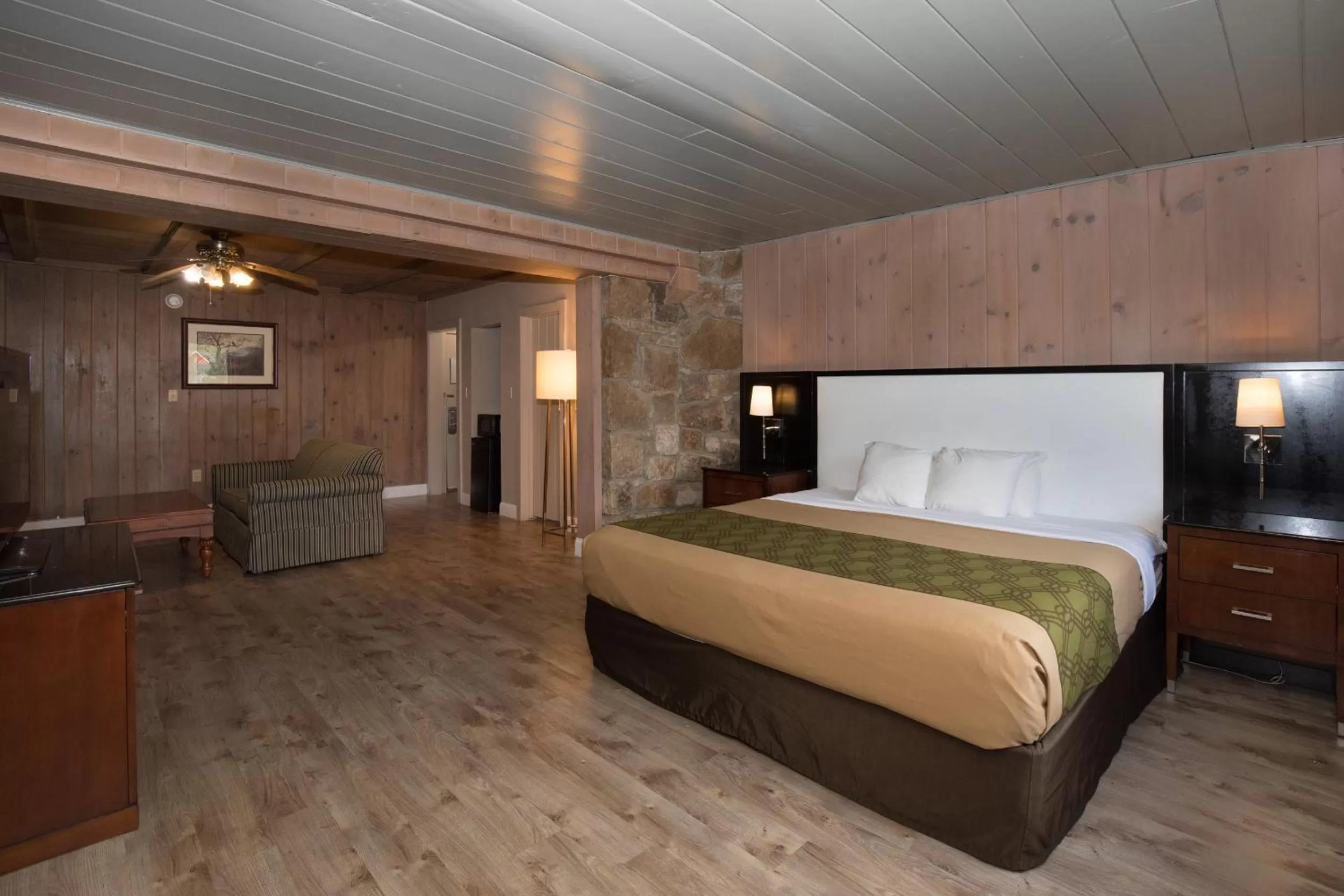 Photo of the whole room, Bed in Chalet Inn