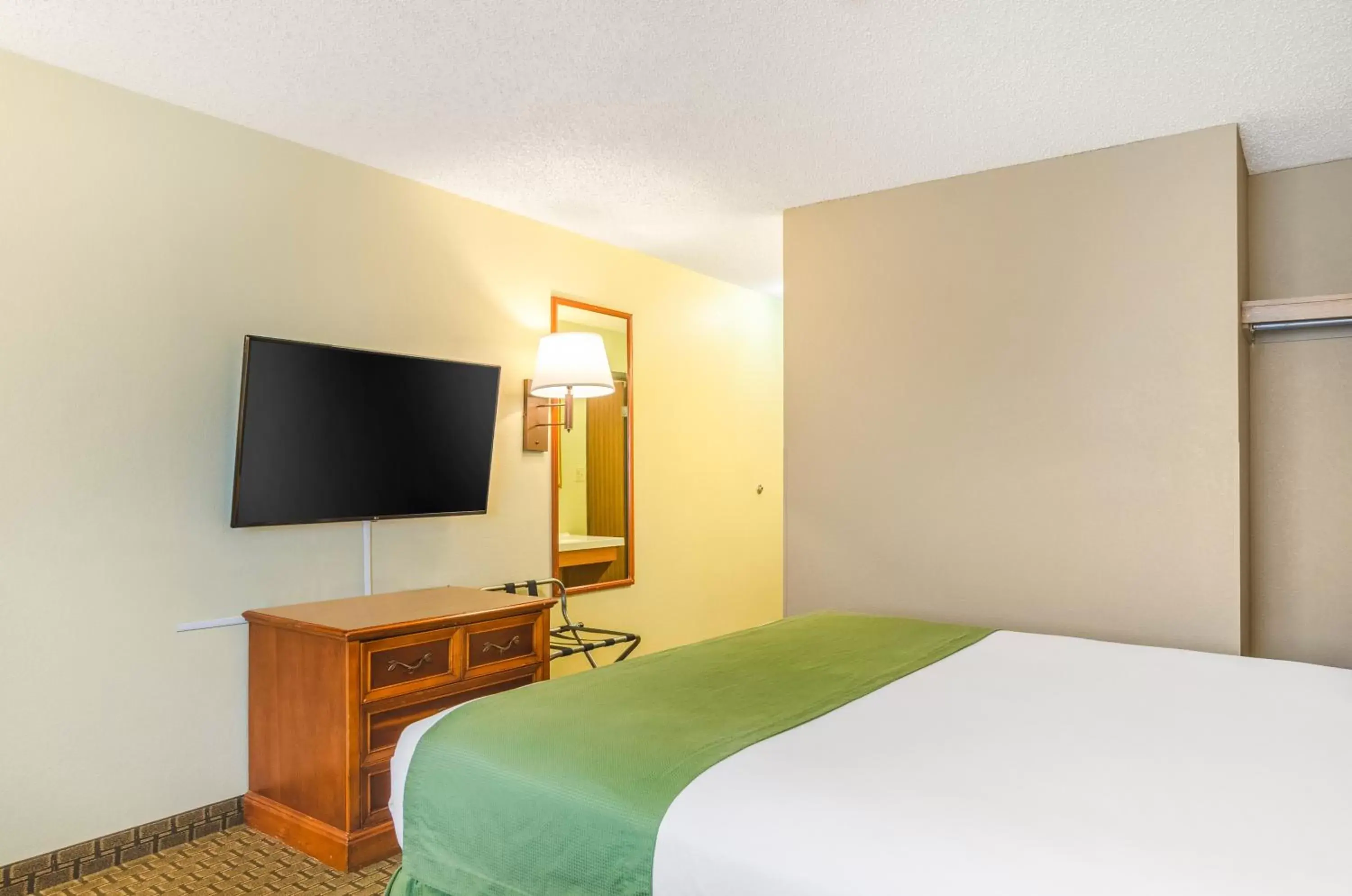 King Room - Non-Smoking in Cheyenne Guest Inn King Room - Non-Smoking in Cheyenne Guest Inn