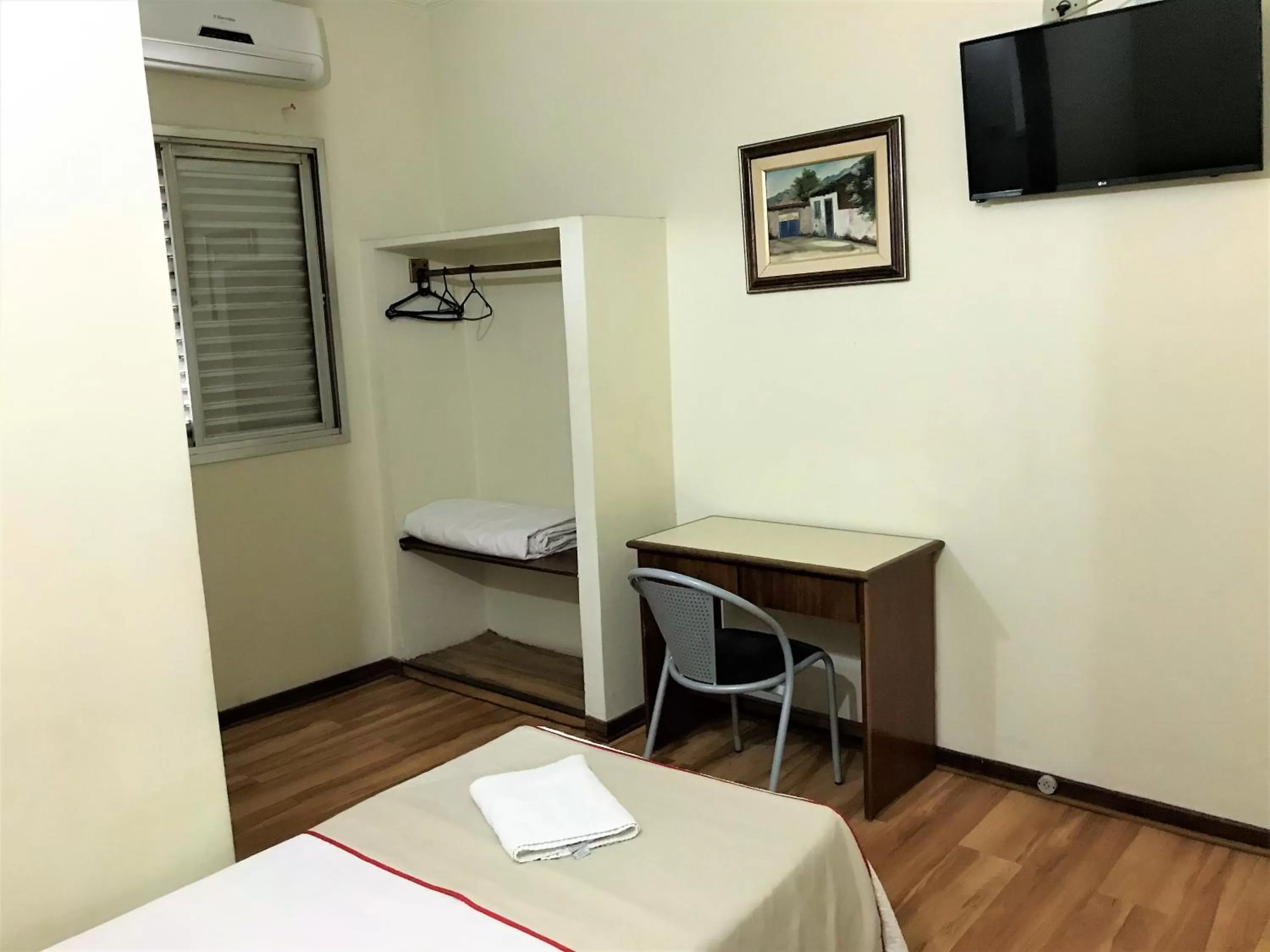 Bedroom, Bed in Hotel São Jorge São Paulo - Próximo a 25 de março, região do Brás, fácil acesso ao Expo Center Norte e Mercado Municipal SP