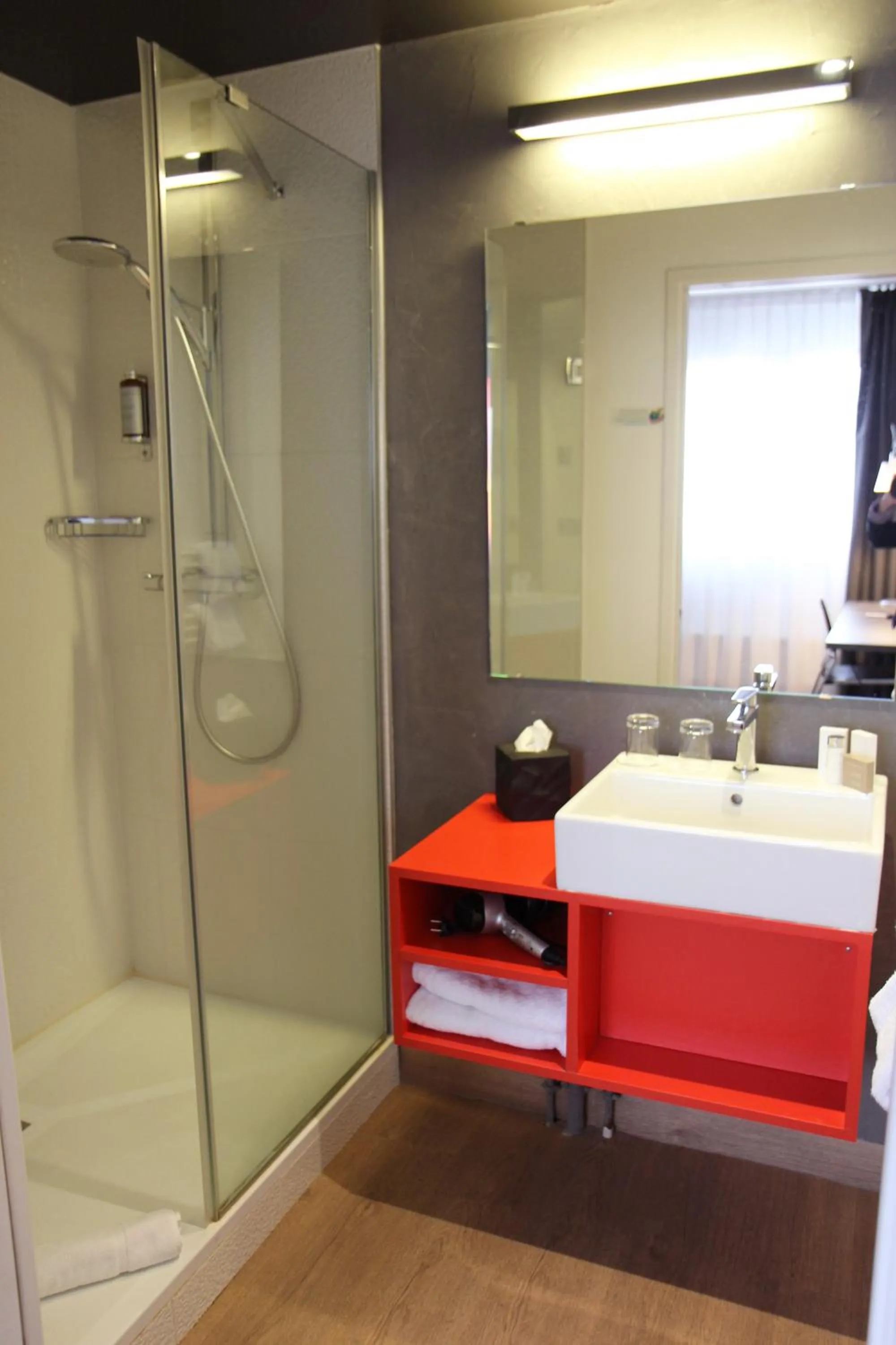 Shower in Hotel Litteraire Alexandre Vialatte, BW Signature Collection