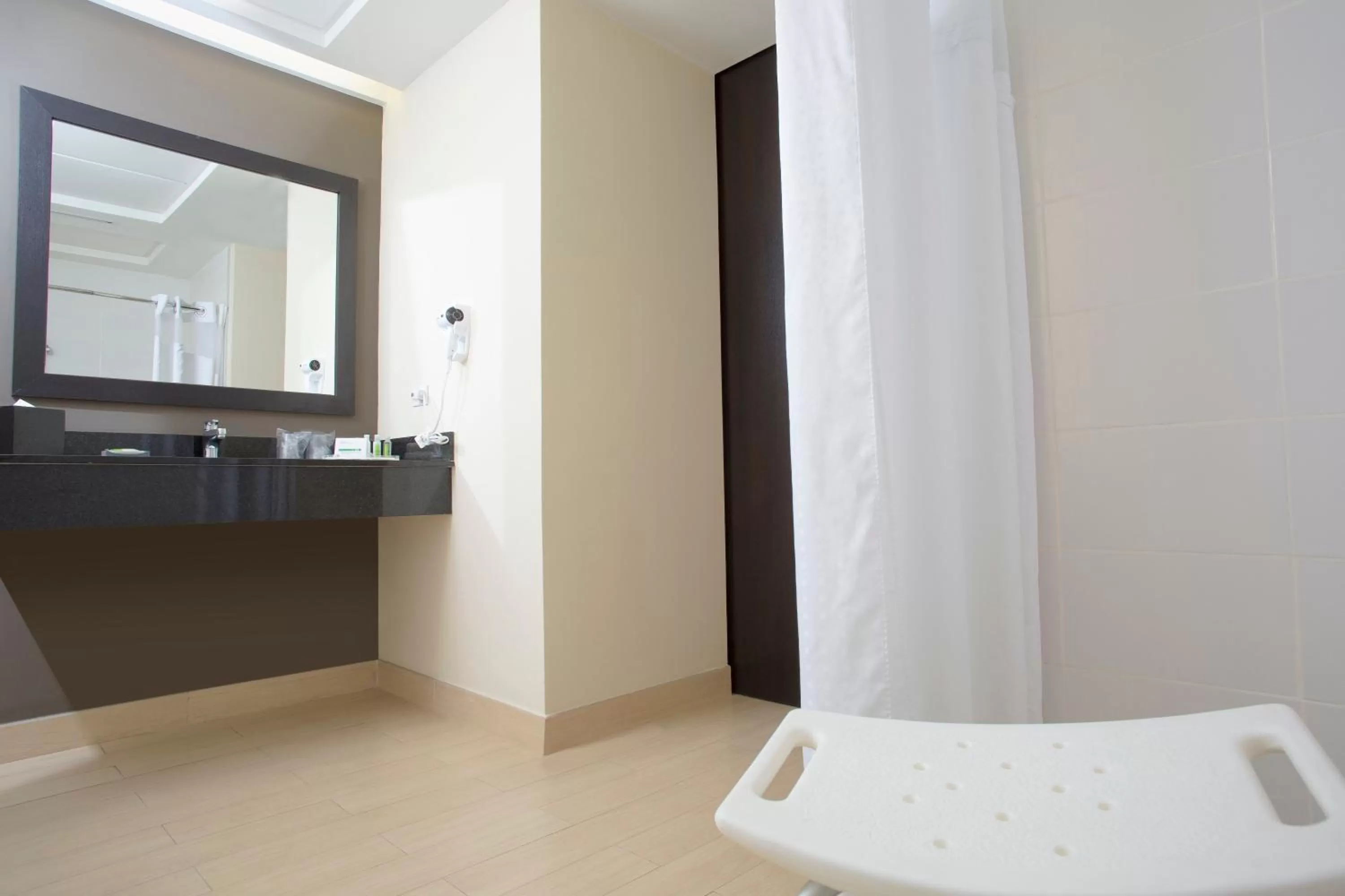 Bathroom in Holiday Inn Panama Distrito Financiero by IHG