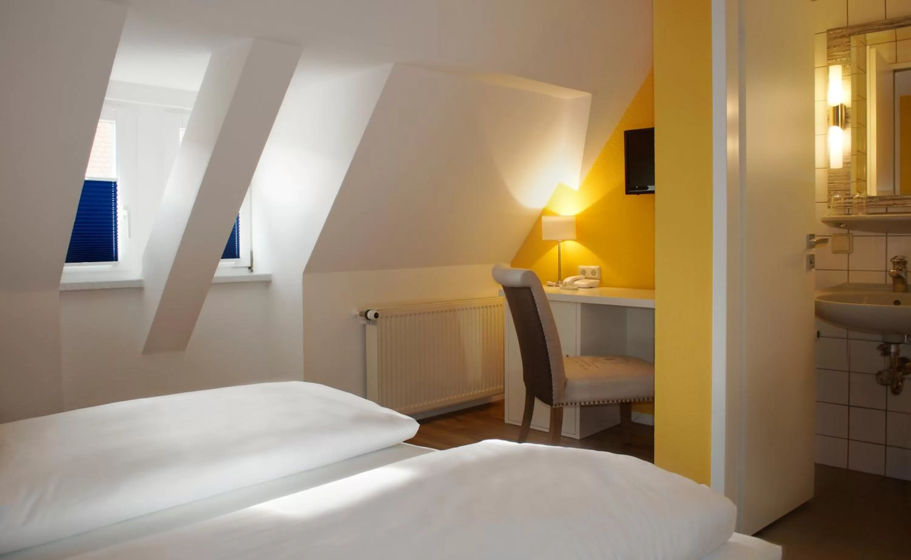 Photo of the whole room, Bed in Hotel Am Obermarkt