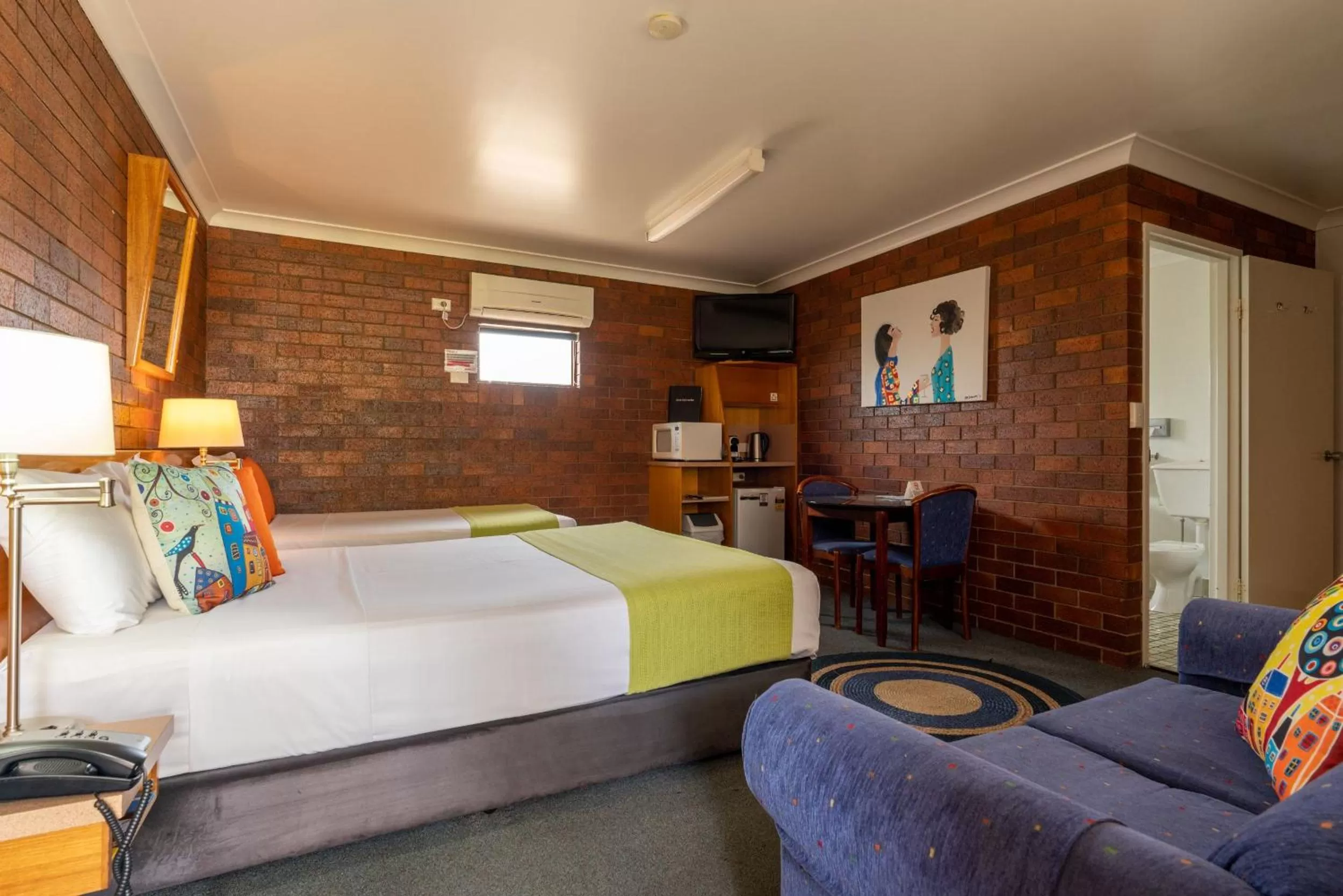 Bed in Country Pathfinder Motor Inn