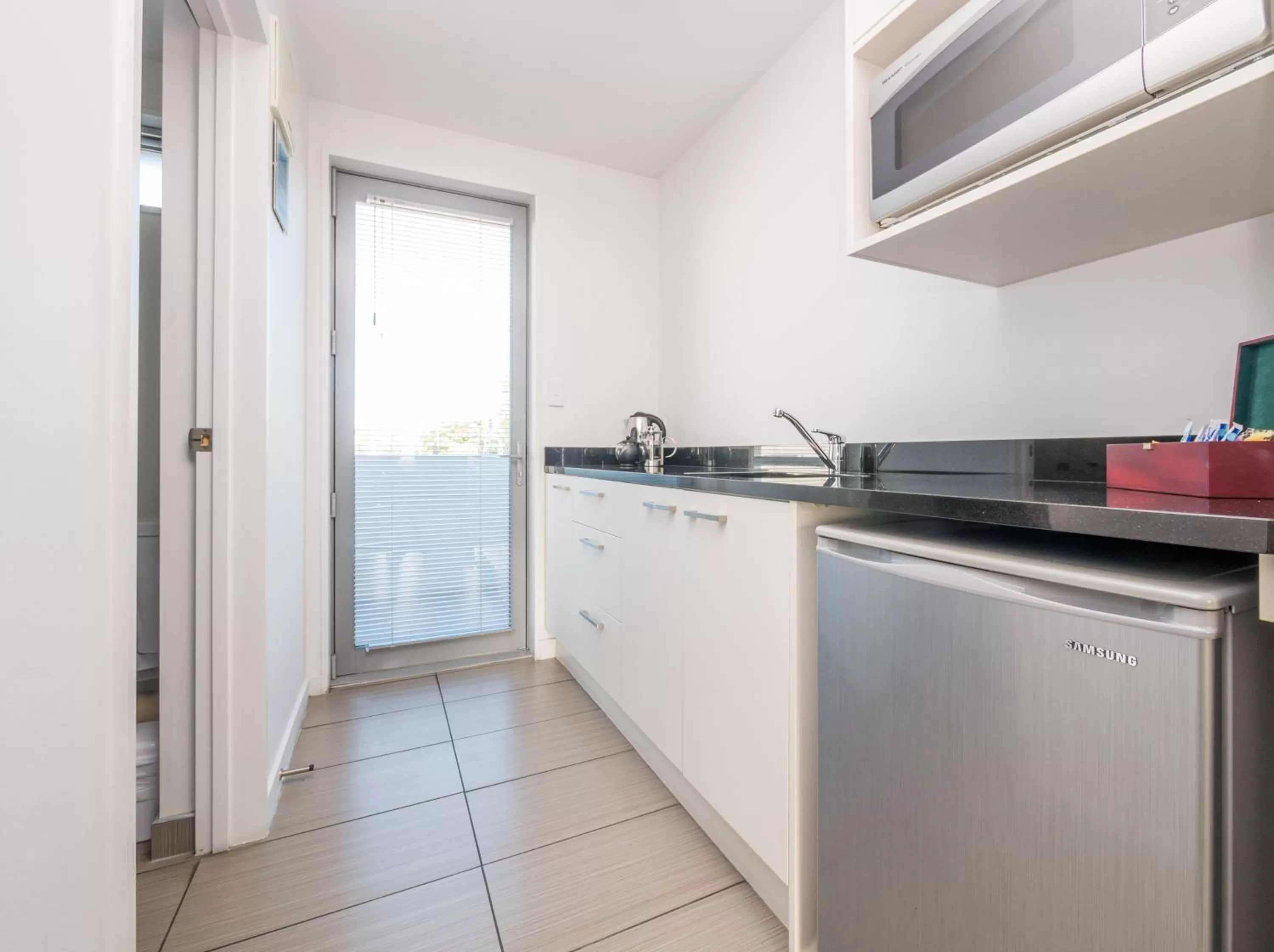 Kitchen or kitchenette in Bellano Motel Suites
