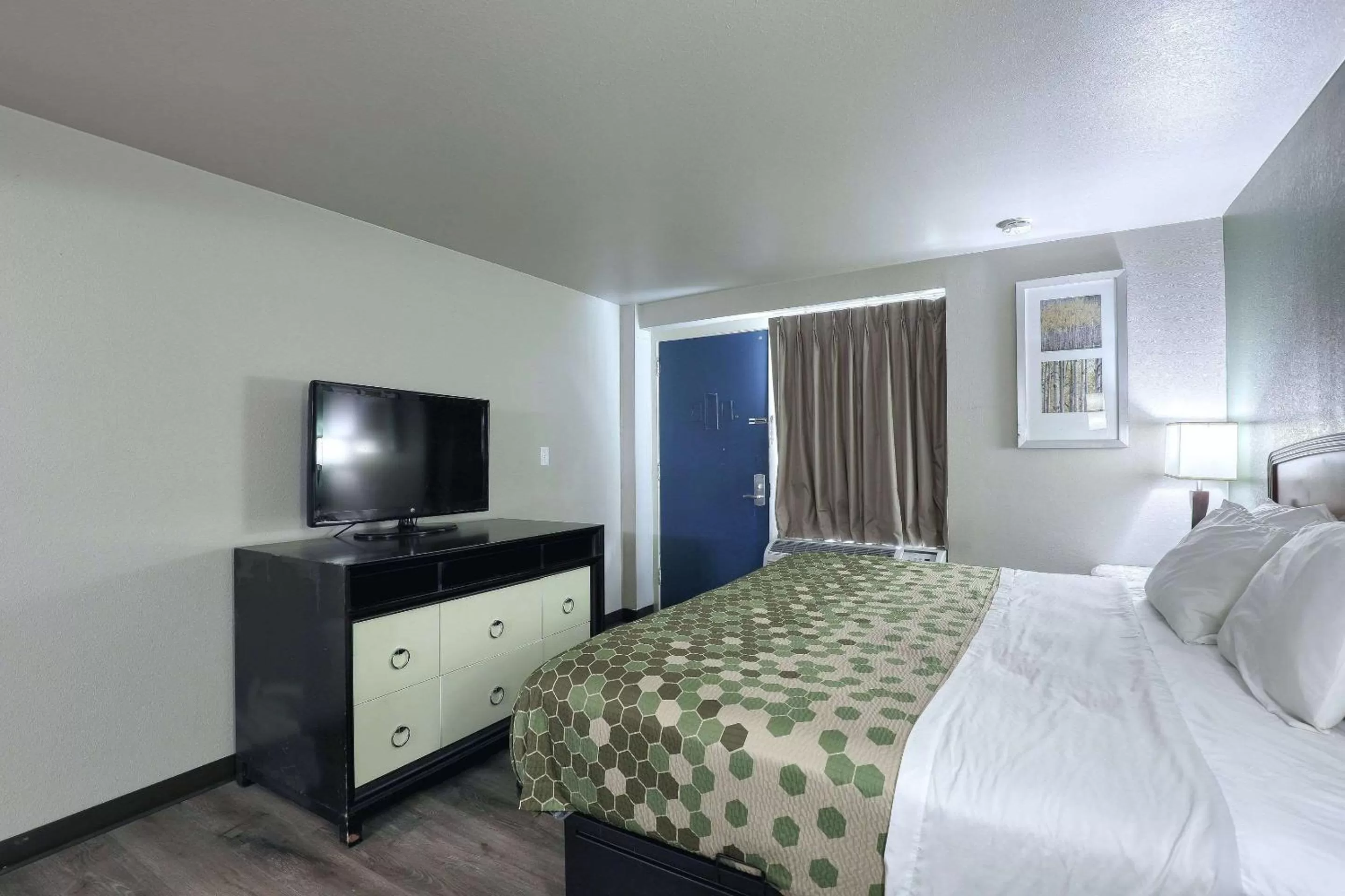 Bedroom, Bed in Suburban Studios Neenah-Appleton