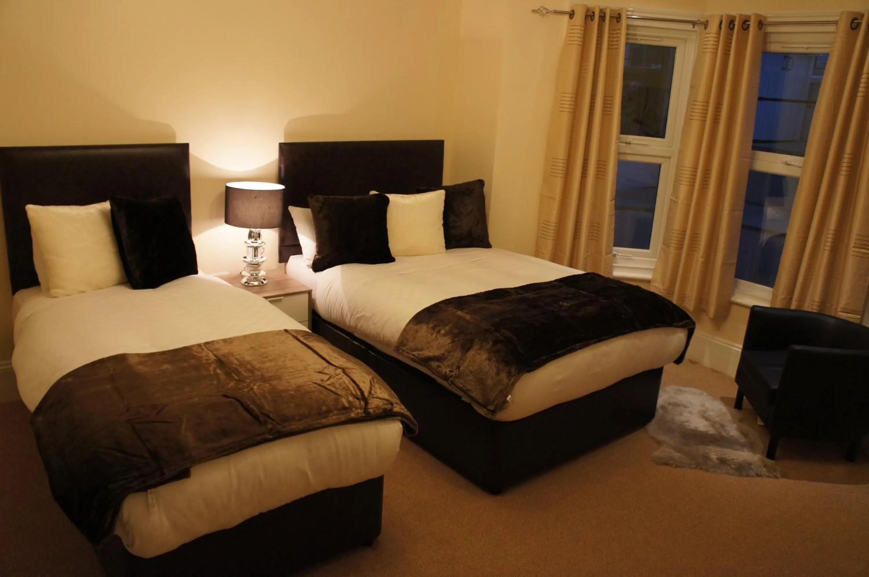 Bed in Sapphire Hotel London