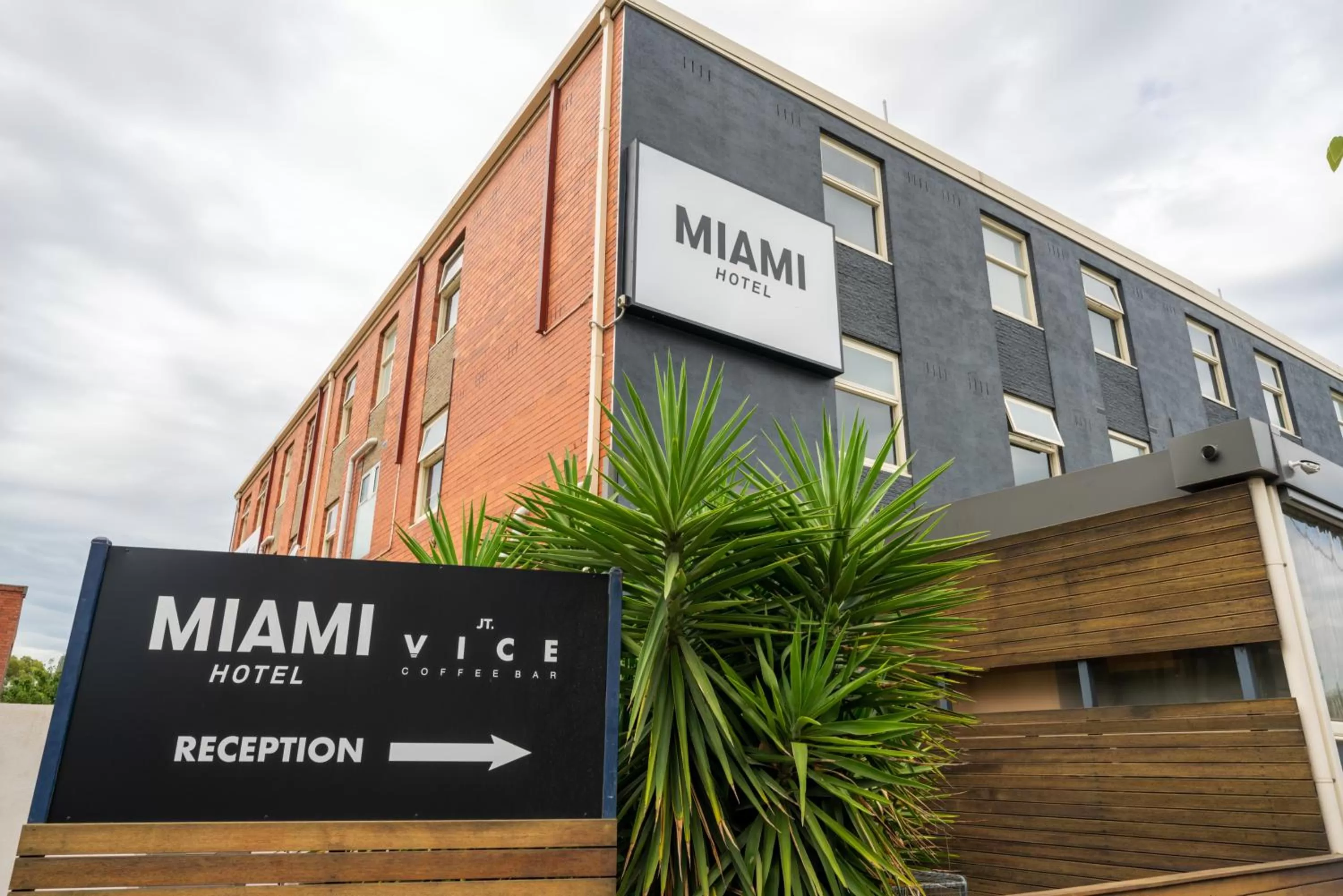 Property building in Miami Hotel Melbourne
