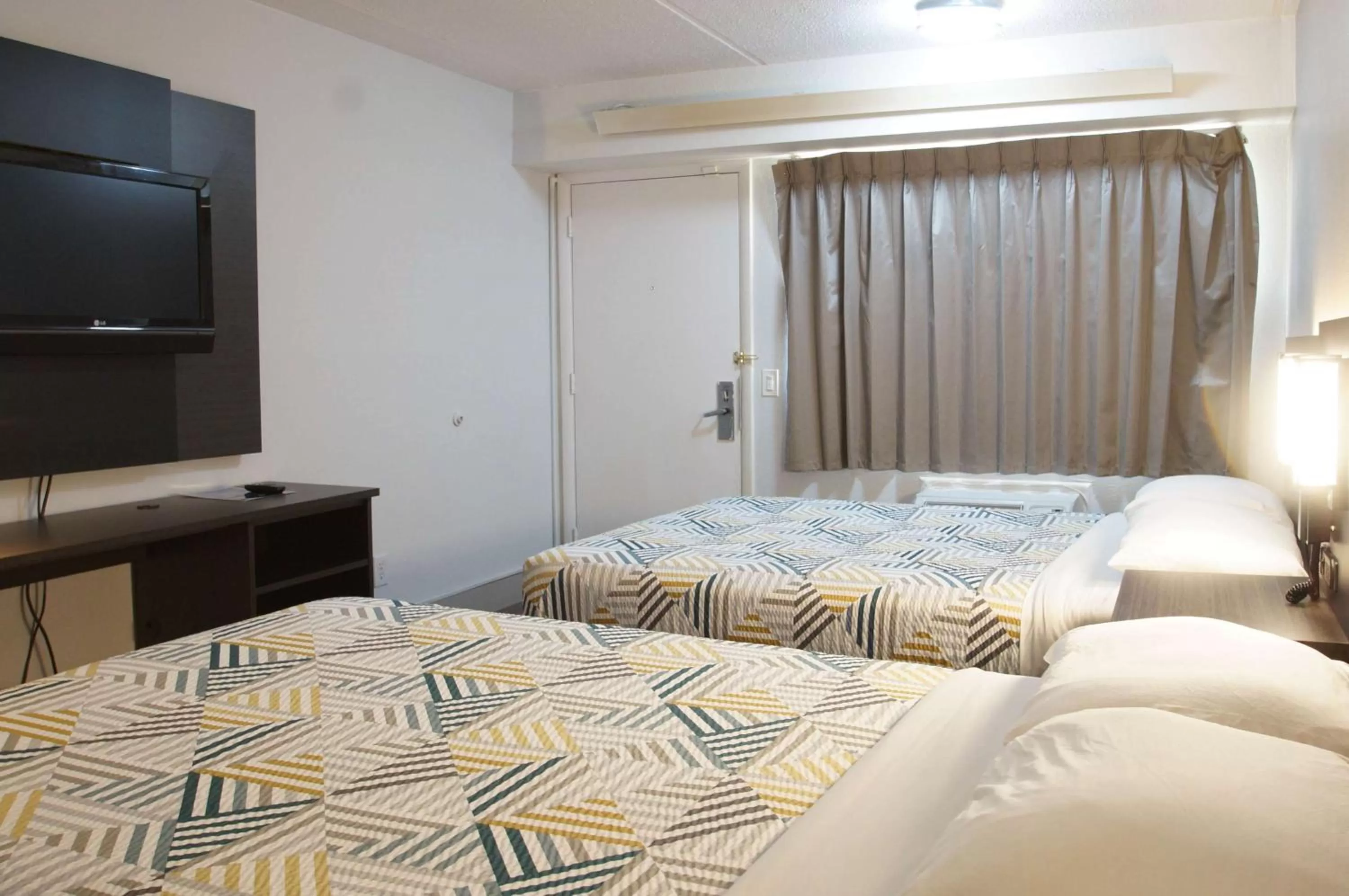 Quadruple Room - Disability Access - Non-Smoking in Motel 6-Charlotte, NC - Coliseum